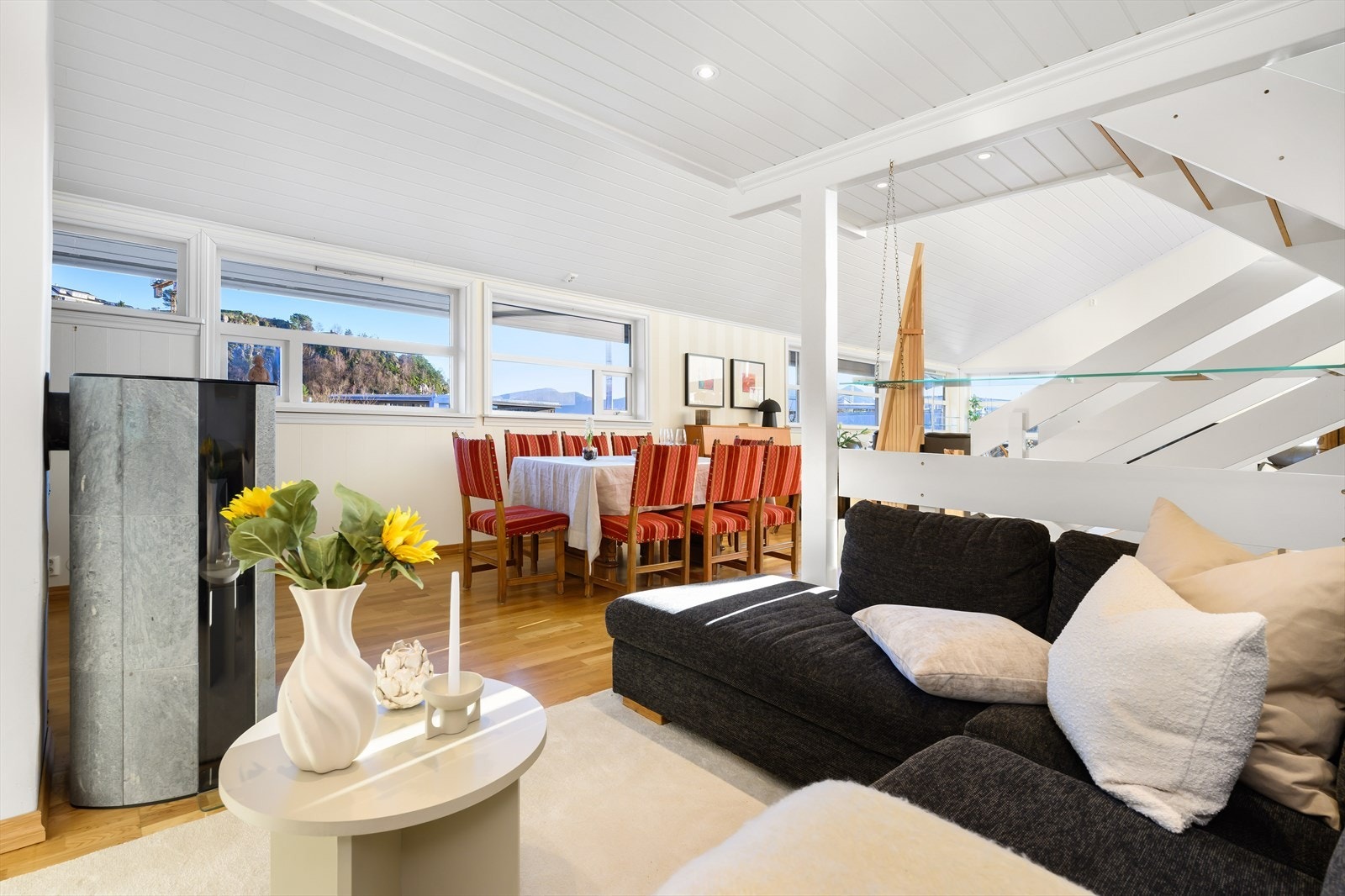 Her har både sofagruppen spisebordet, godstolene og tv-stuen sin naturlige plass. Galleribilde