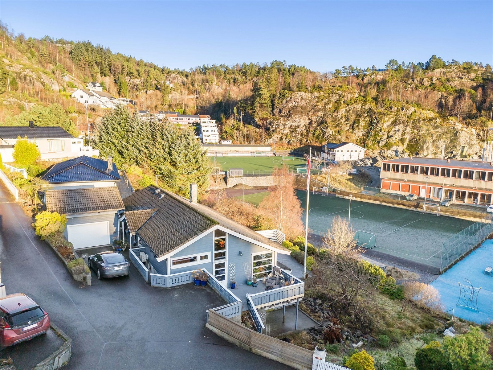 Særdeles sentral beliggenhet like ved skoler og idrettsanlegg. Galleribilde