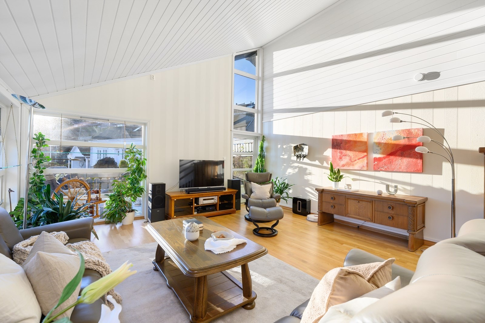 Med sin skrå himling og maks takhøyde på over 4 meter er rommet virkelig luftig. Galleribilde