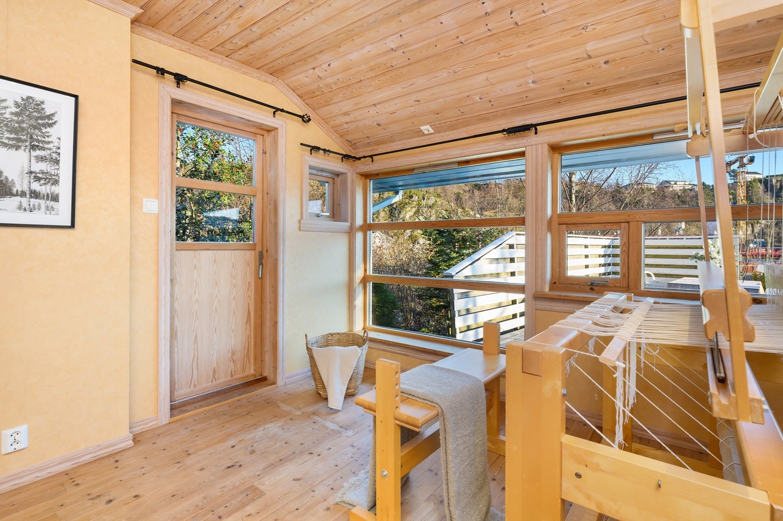 Rommet er plassert i etasjens nordlige del med utsikt mot idrettsanlegget og skolen. Galleribilde