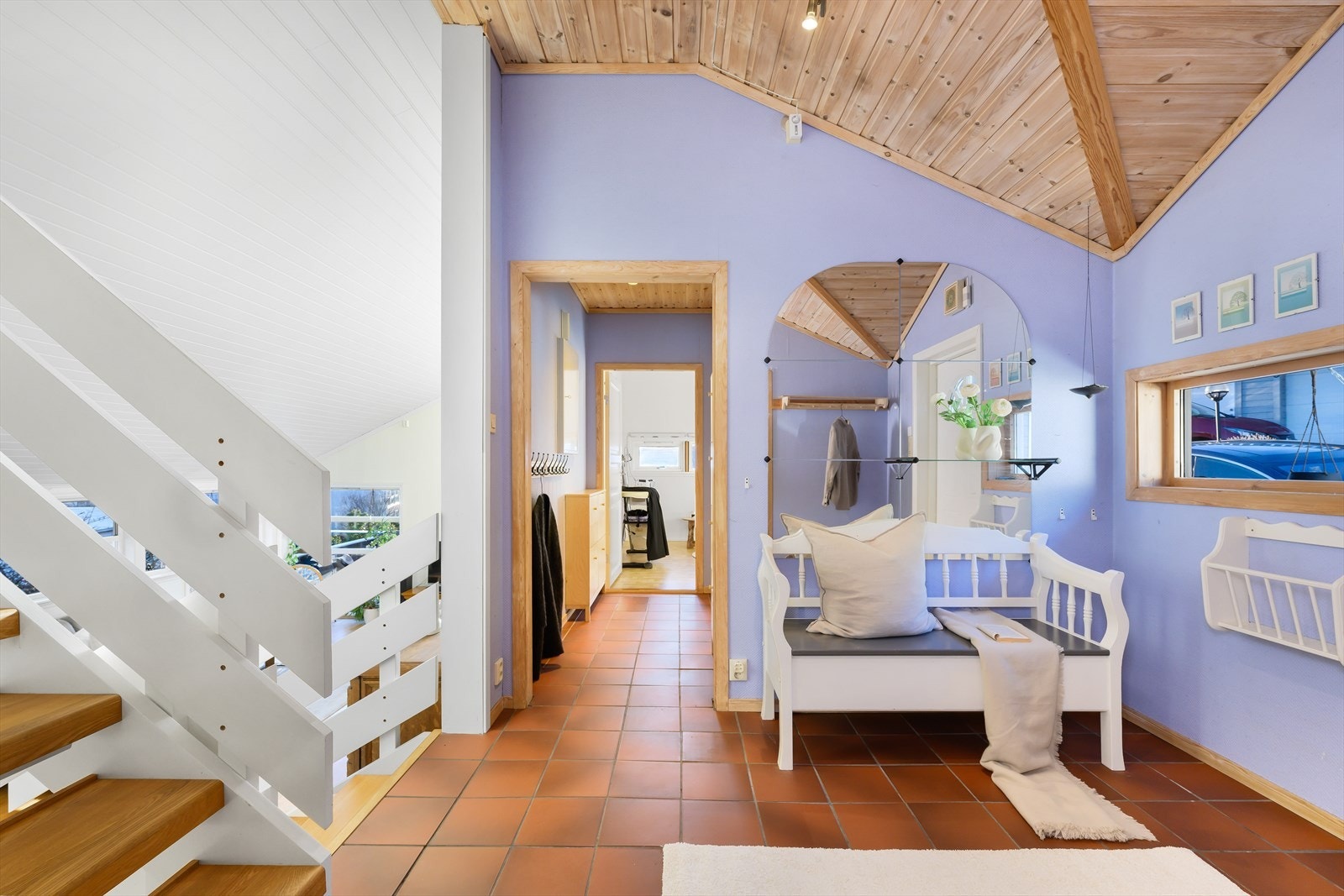 Rommet er stort og luftig med ekstra takhøyde og skrå himling. Godt med plass for klær og sko. Galleribilde