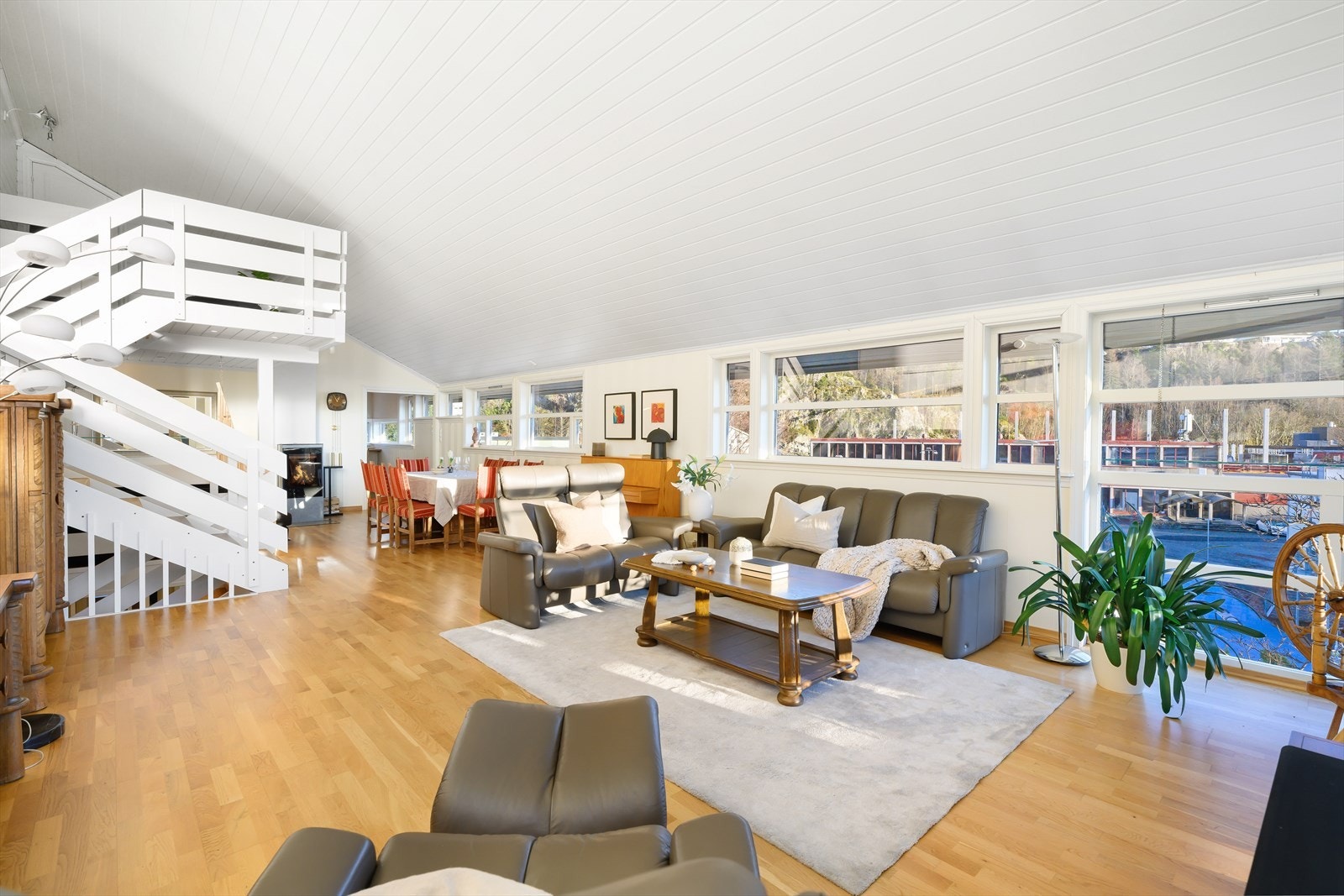 Til tross for sin størrelse er rommet lunt og koselig grunnet sin planløsning og utforming. Galleribilde