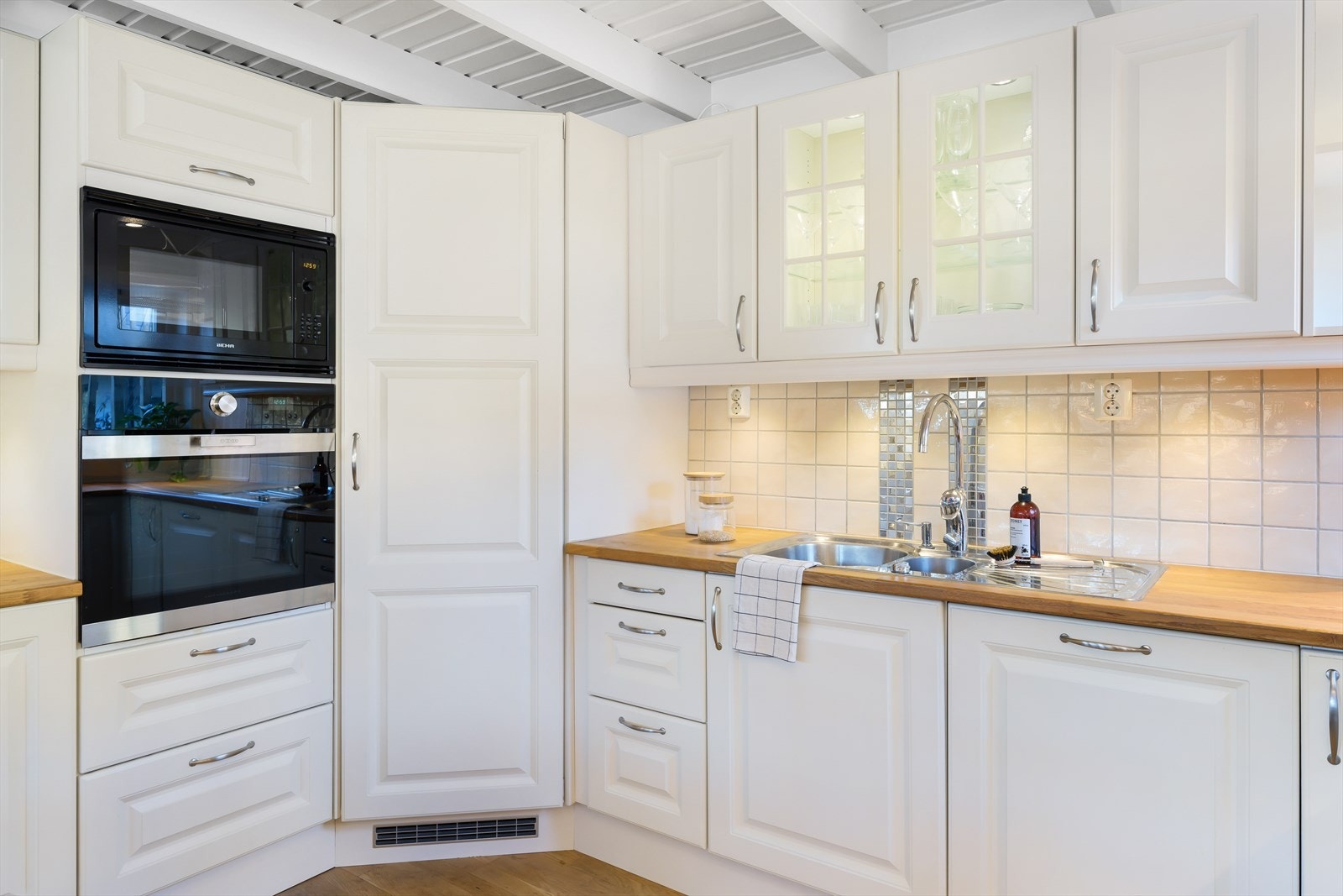 Hvitevarene er integrerte og medfølger. Kjølehjørne i kroken. Galleribilde