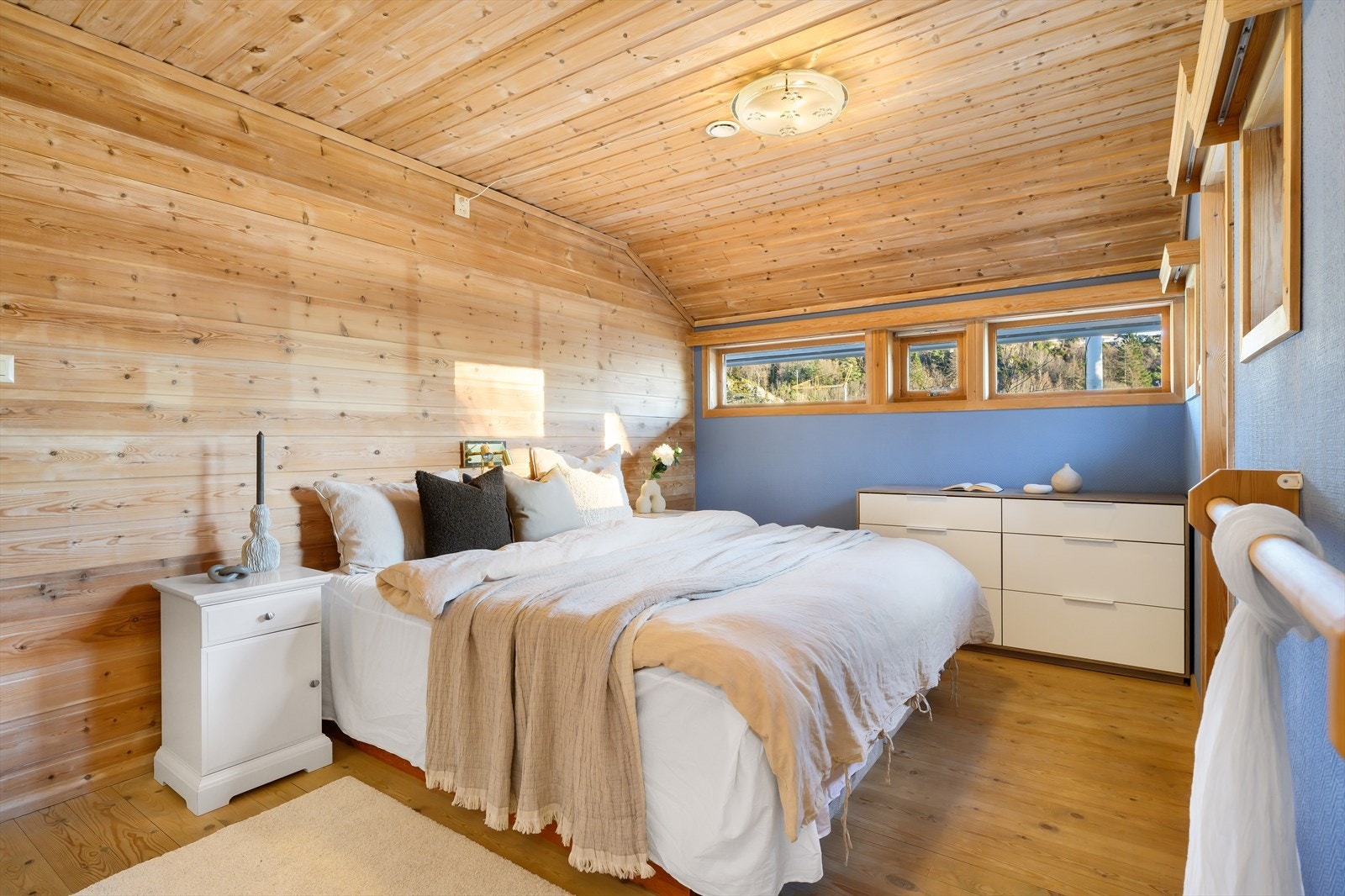 Etasjens største soverom er plassert i den sørlige delen. Rommet kan sammen med badet og garderoben bli et virkelig flott og tidsriktig "eieravdeling". Galleribilde