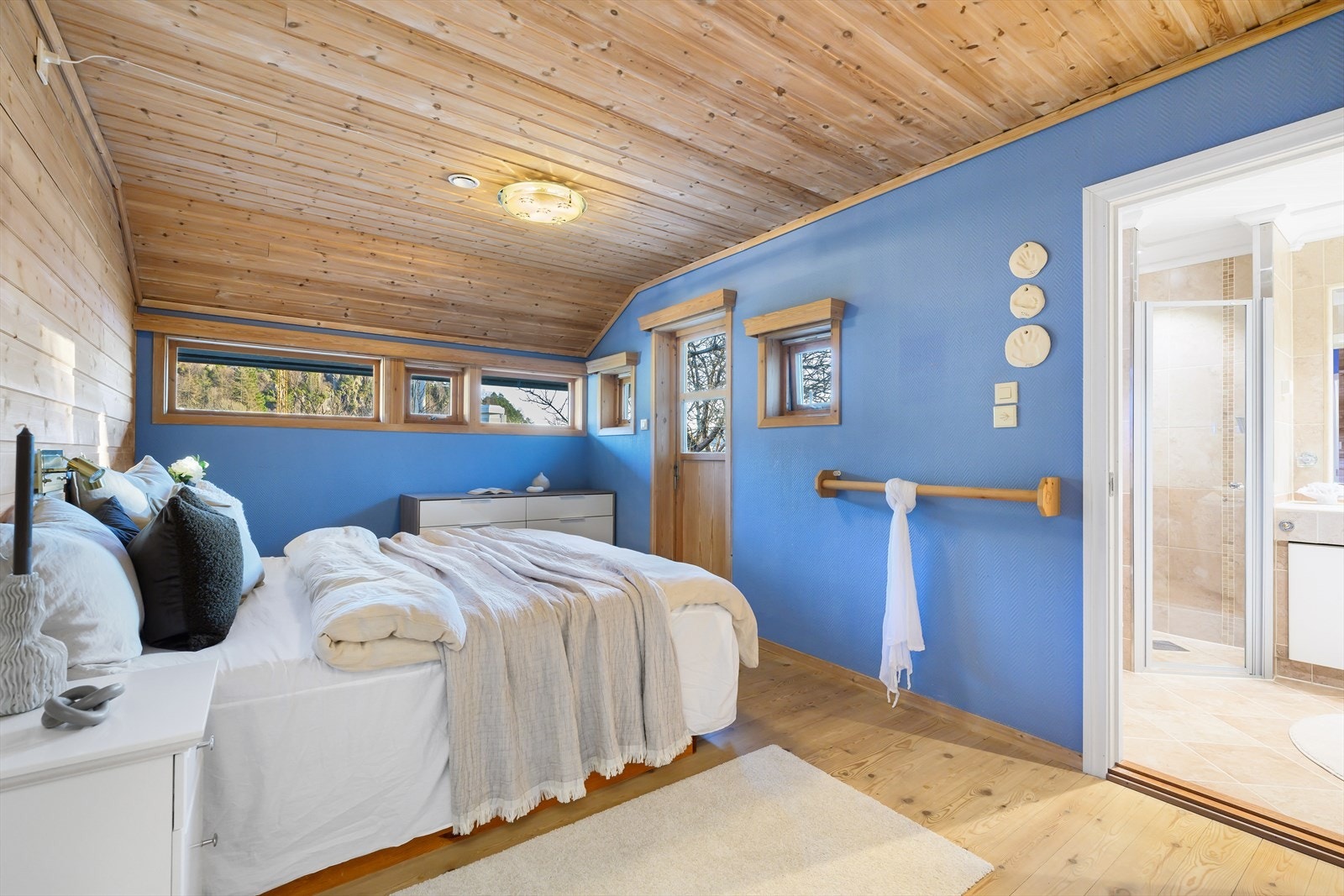 Egen utgang til hagen samt inngang til badet. Galleribilde