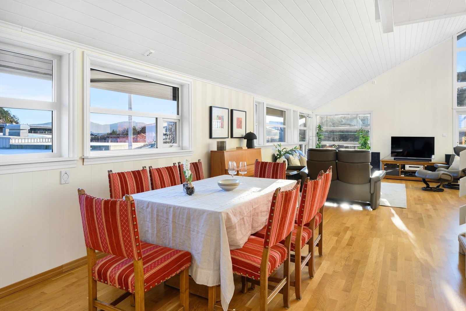 Spisebordet har sin naturlige plass like ved kjøkkenet. Galleribilde