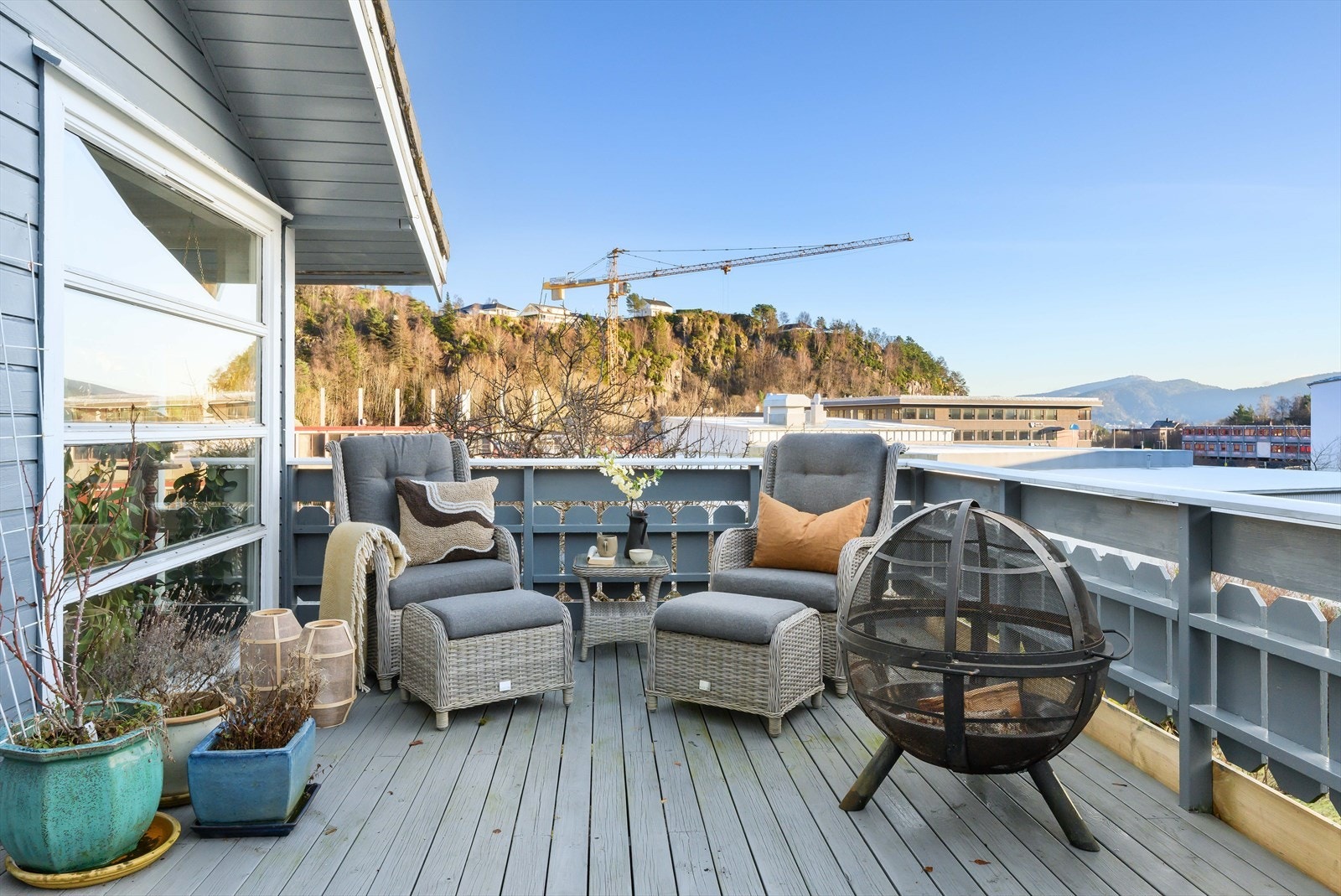 Fra stuen er det utgang til en sørvendt terrasse. Galleribilde