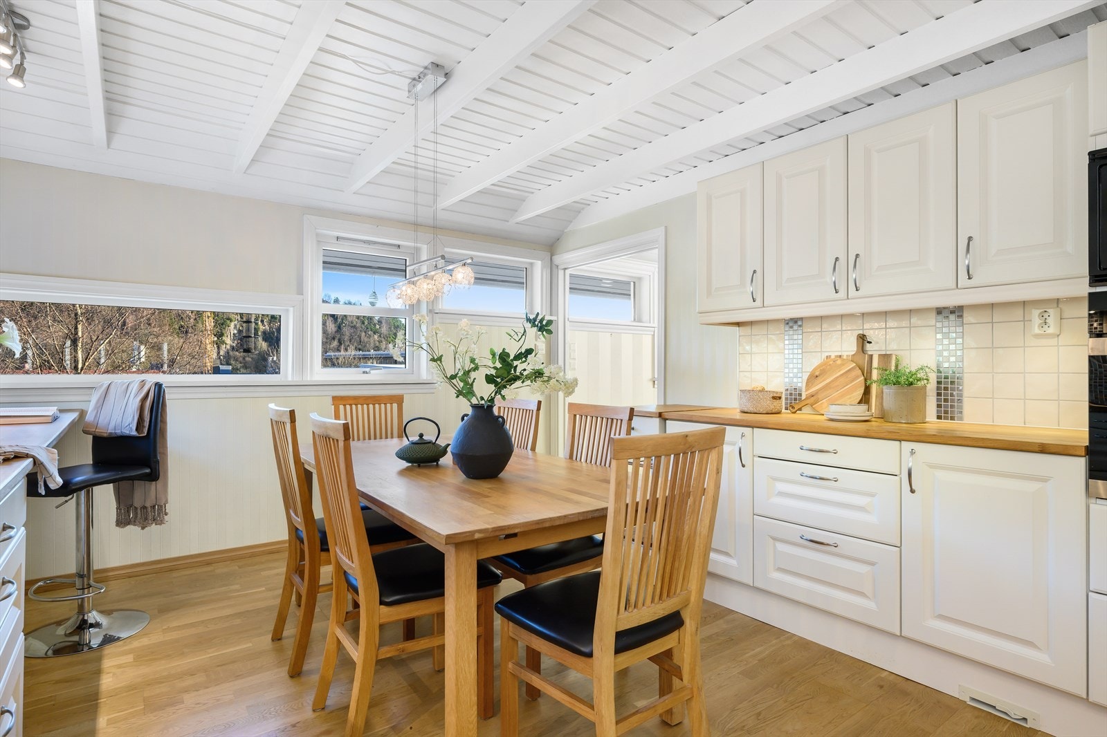 God plass for spisebord på kjøkkenet. Galleribilde