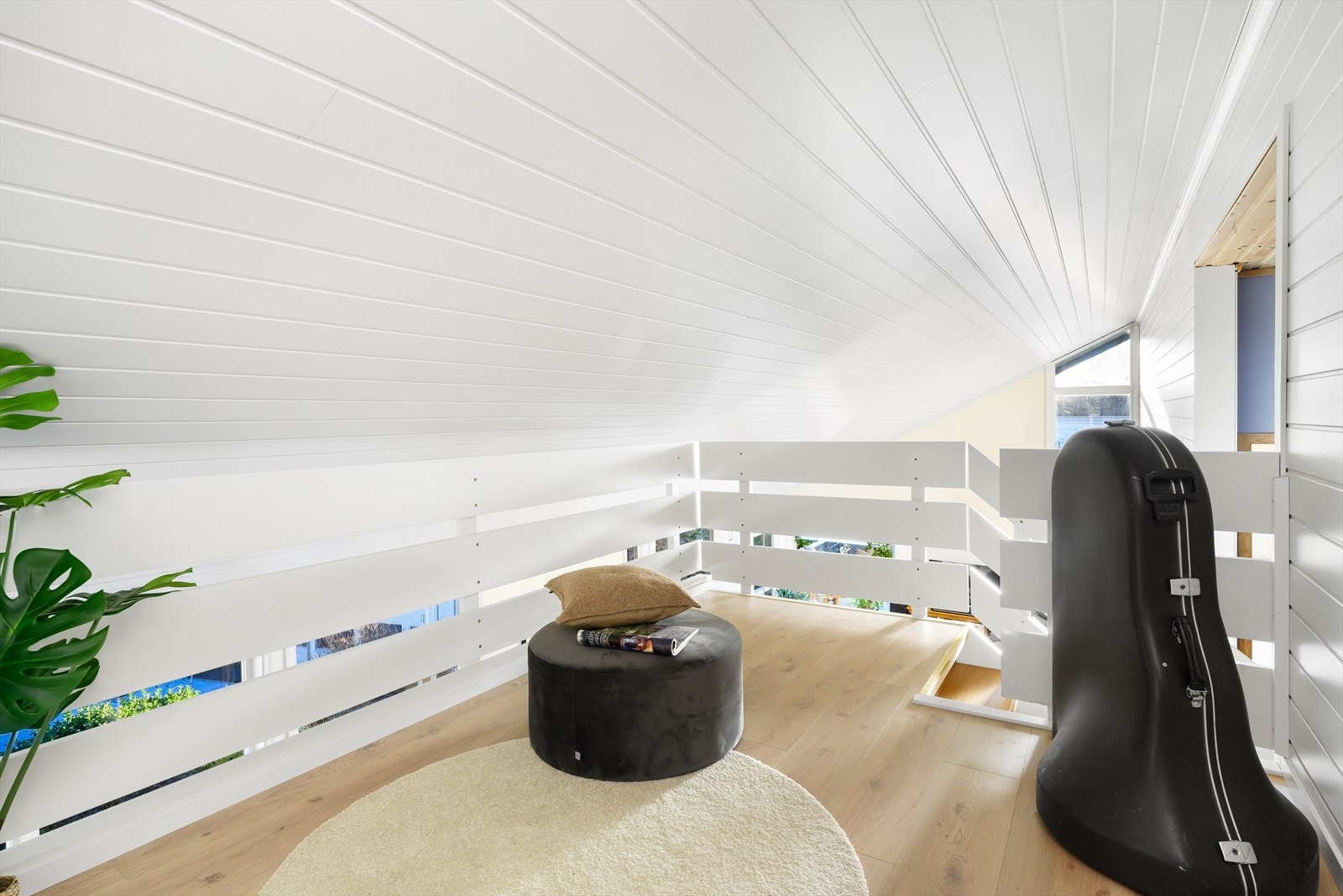 Med trapp fra entreen/gangen kommer en opp til et koselig lekerom/hobbyrom på hemsen. Galleribilde