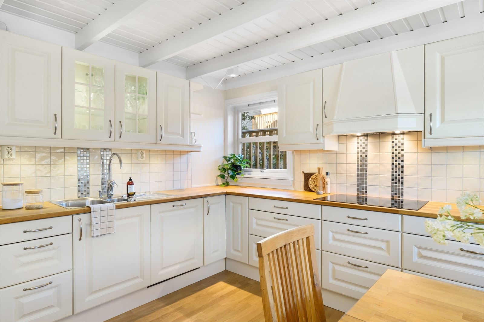 Innredningen fronter er lyse og profilerte. Galleribilde