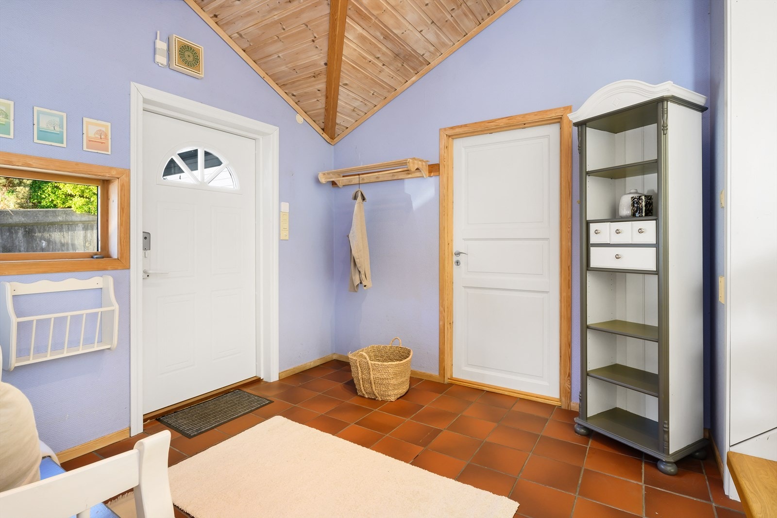 Fra det overbygde og skjermede inngangspartiet kommer en inn i boligens romslige gang. Galleribilde