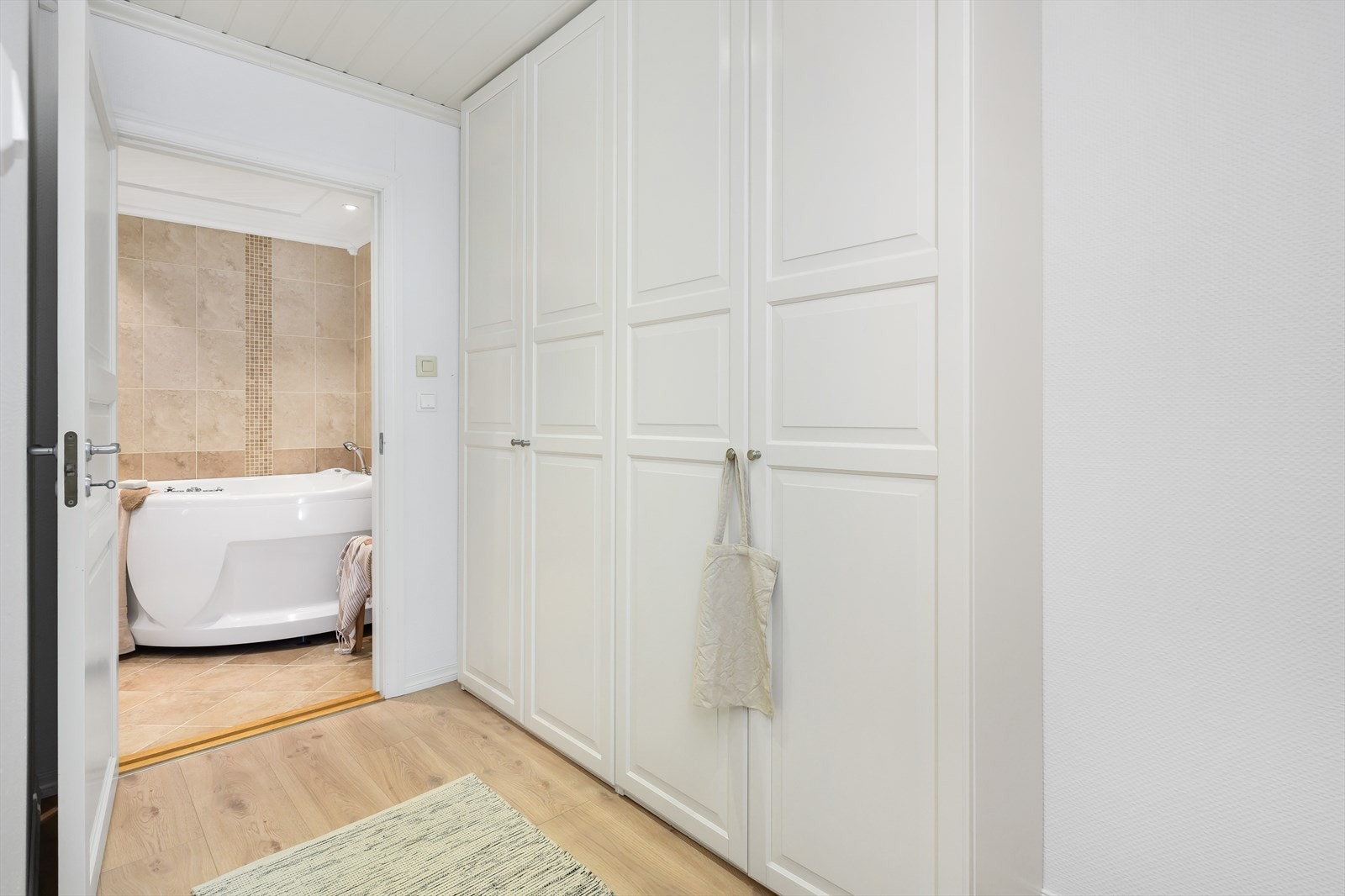 Garderoben tilhørende hovedsoverommet. Galleribilde