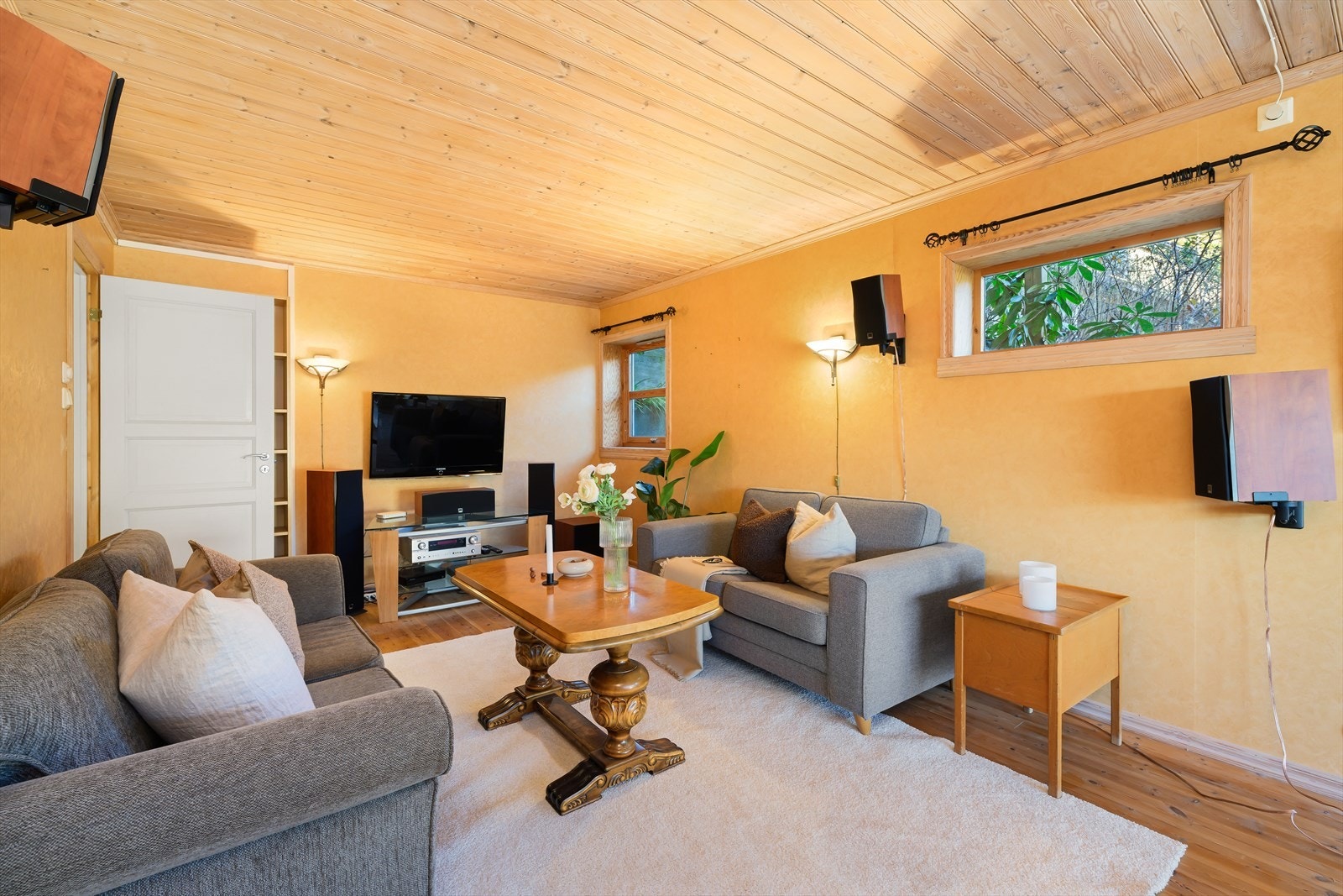 Direkte utgang til hagen fra rommet. Galleribilde