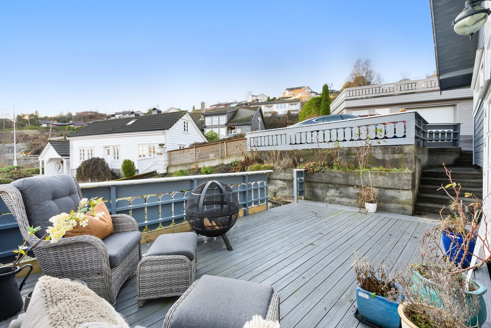 Koselig og solrik uteplass med utgang til hagen. Galleribilde