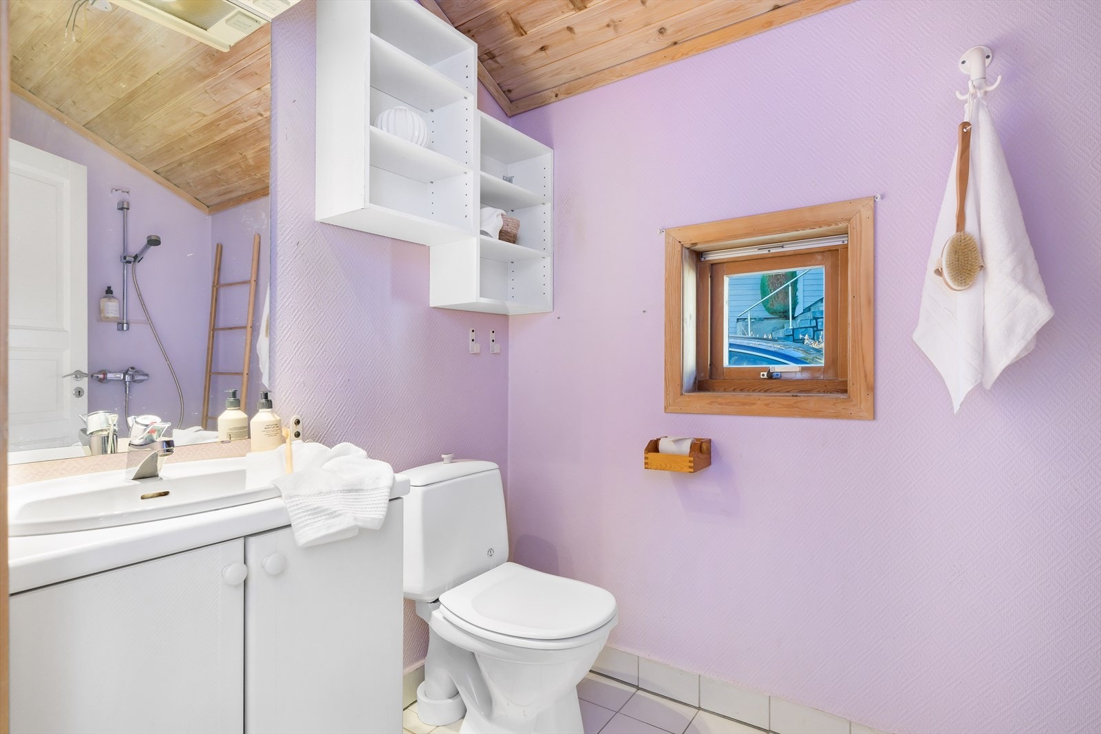 Badet finner en praktisk plassert like ved inngangsdøren. Rommet er enkelt og praktisk utført. Galleribilde