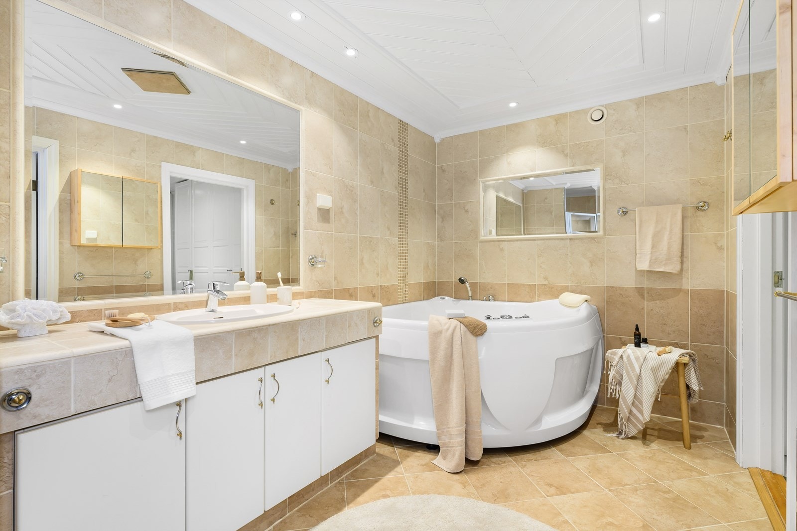 Etasjens bad er av virkelig god størrelse, nesten 9 kvm. Galleribilde