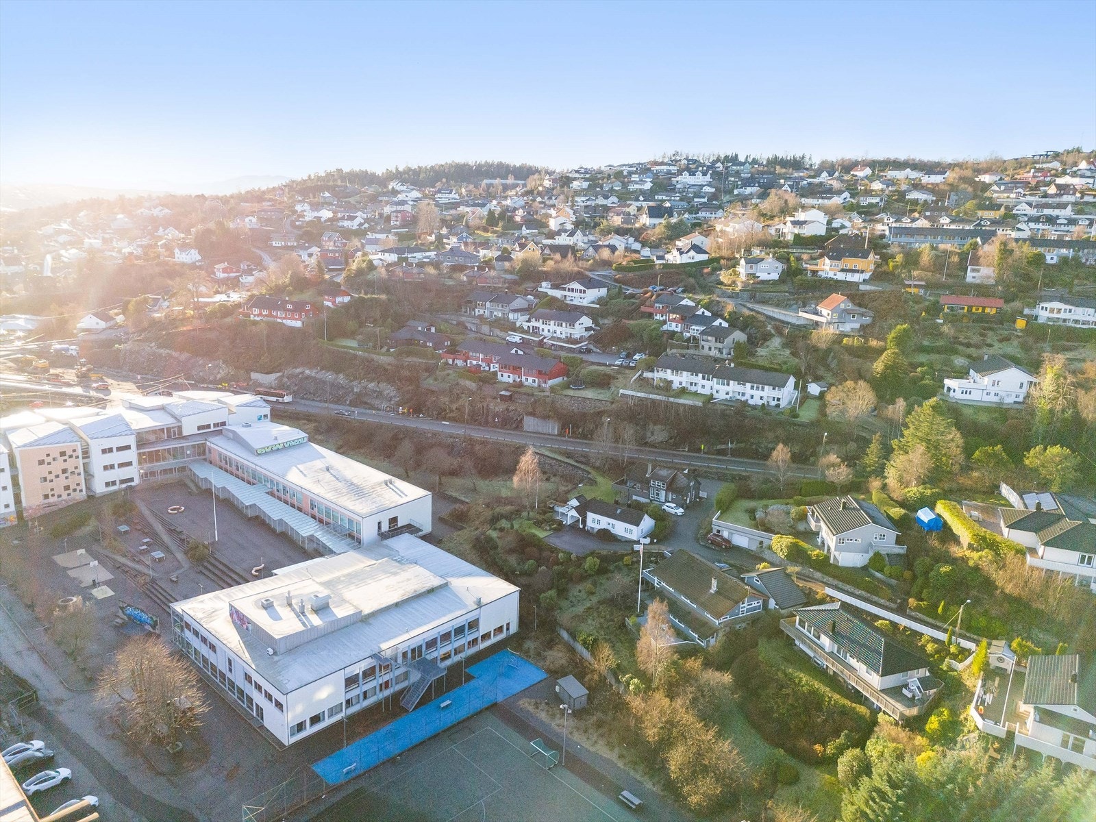 Kleppestø ungdomsskole til venstre i bildet. Galleribilde