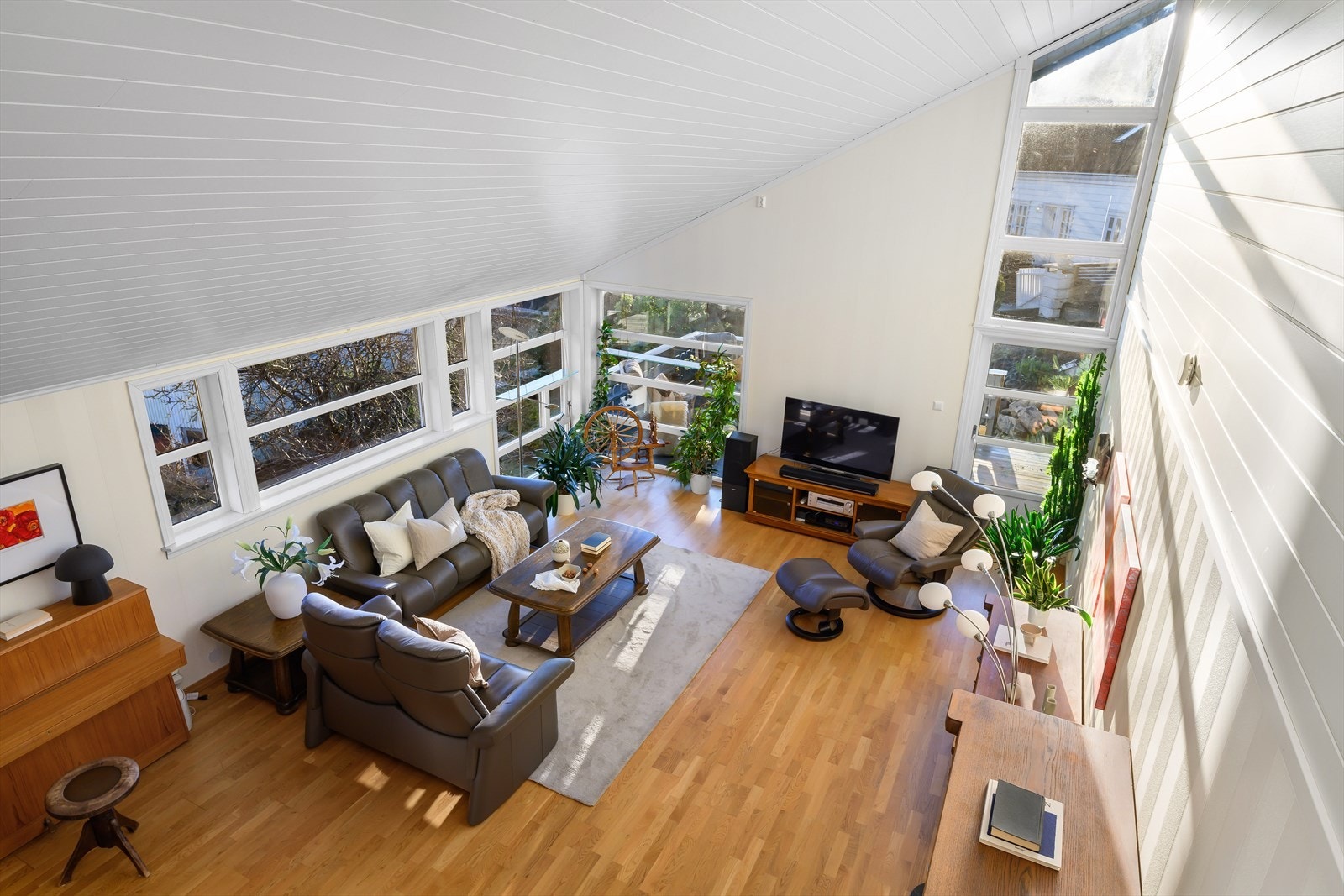 Noen trinn ned fra gangen/entreen kommer en til stuen. Galleribilde