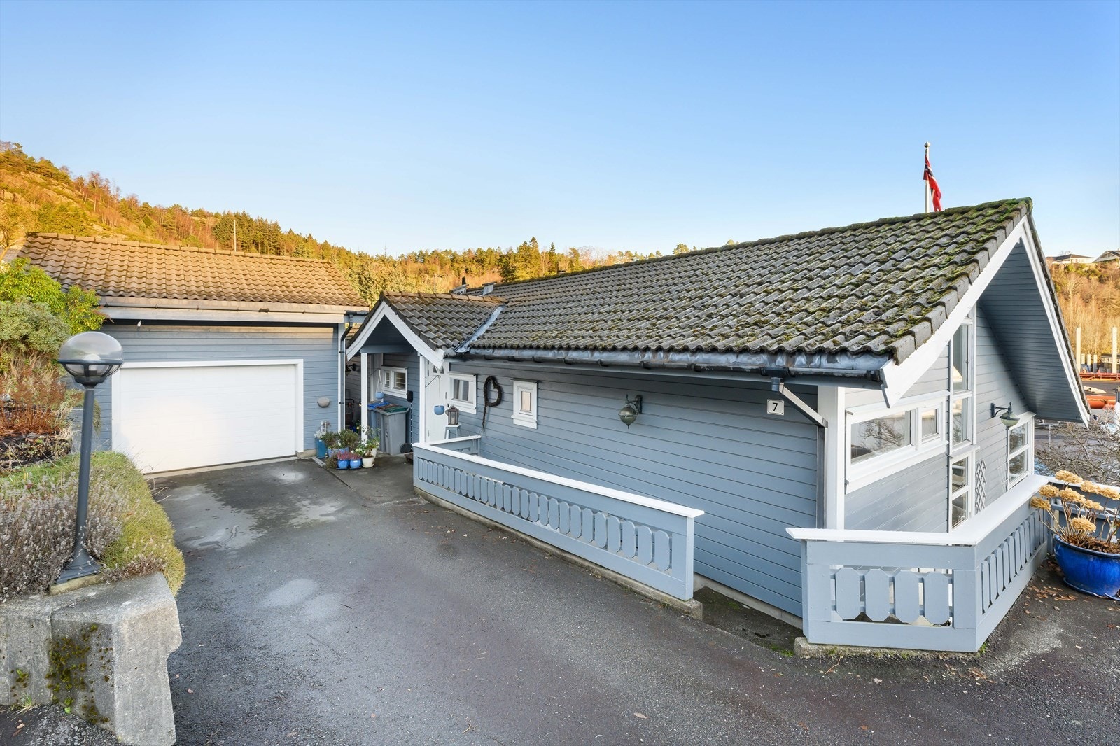 Parkering i garasjen eller på den asfalterte gårdsplassen. Galleribilde
