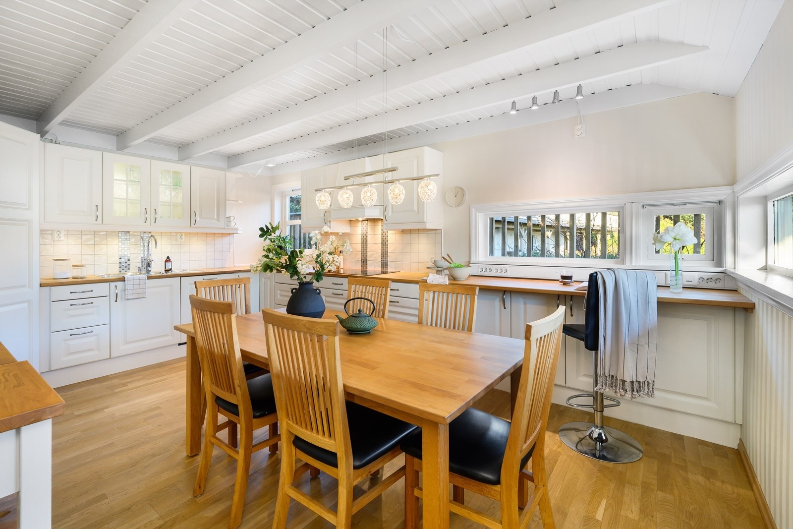 Kjøkkener er særdeles innholdsrikt. Her er det godt med både benkeplass og skapplass. Galleribilde