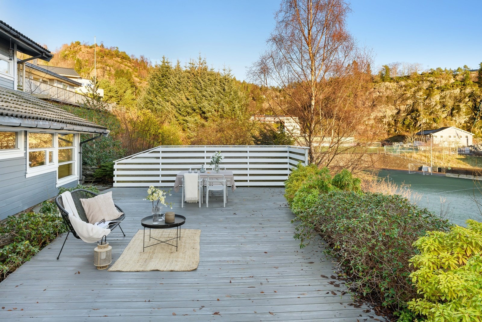 Terrassen på østsiden av huset. Idrettsanlegget er like ved. Galleribilde