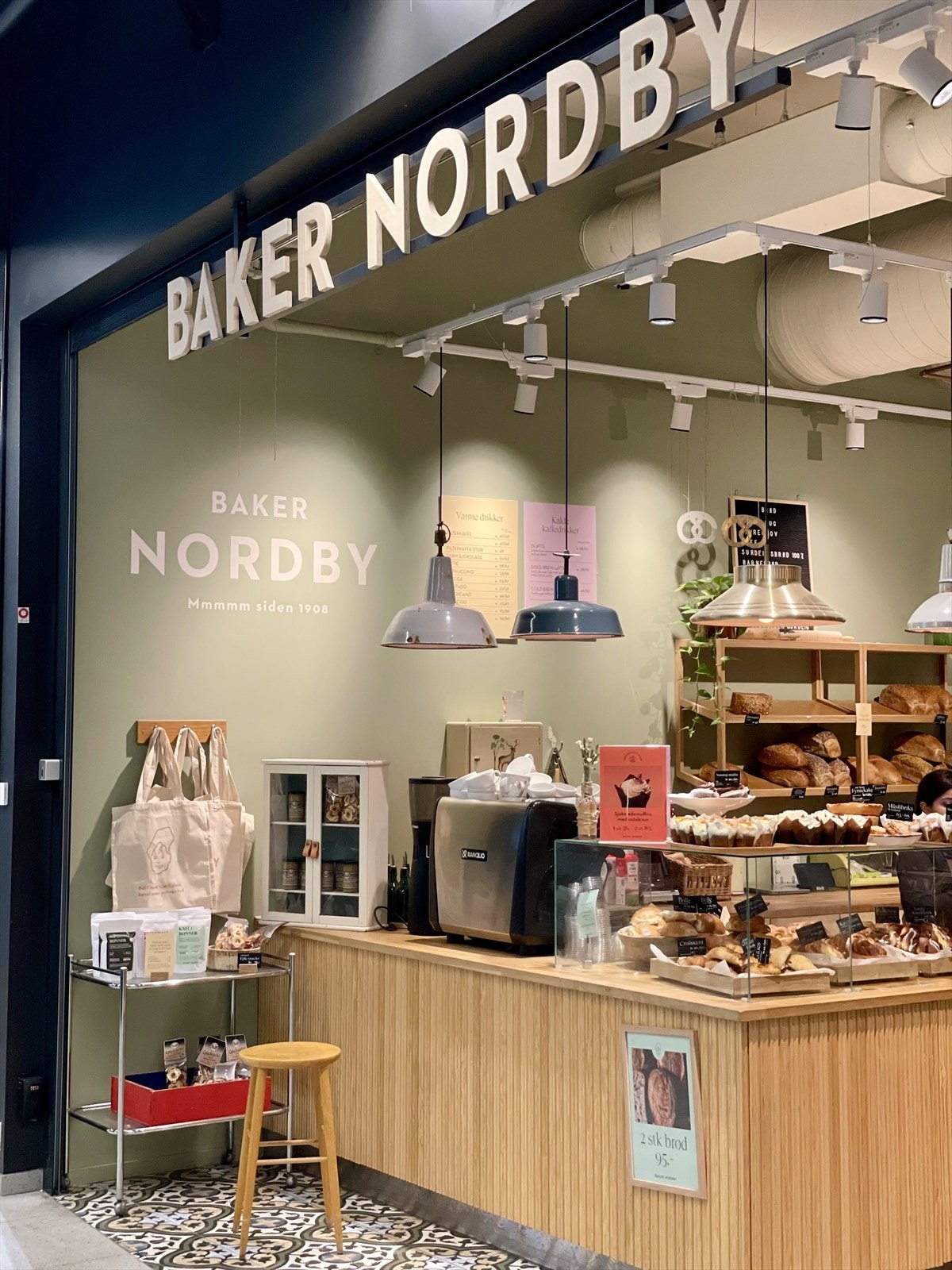 Cafeer og baker på Holmlia senter Galleribilde