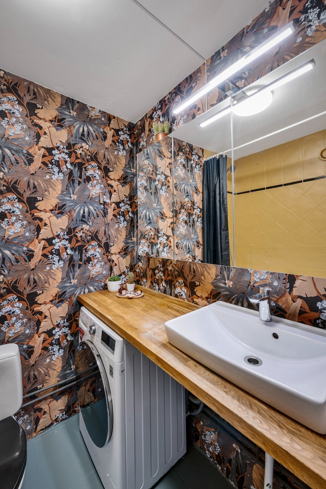 Opplegg for vaskemaskin på baderom. Smal type Galleribilde