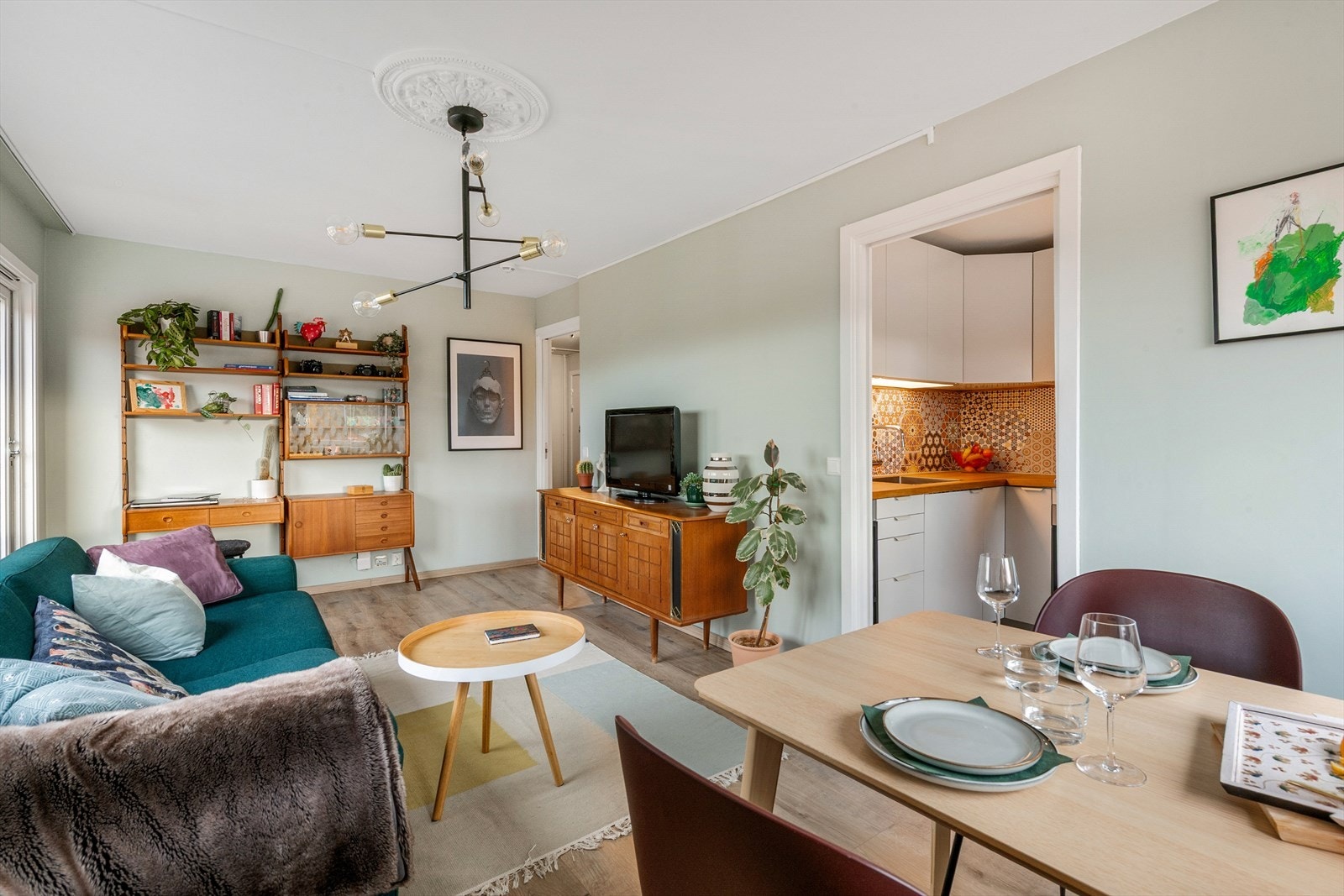 Det er varme og varmtvann inkludert i de mnd felleskostnadene i boligen Galleribilde