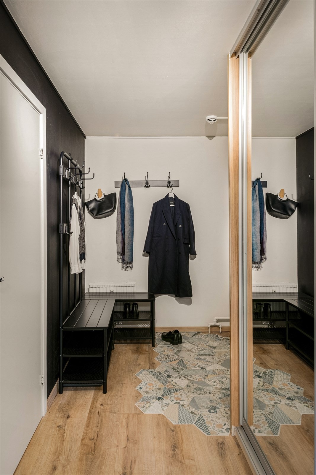 Fjernvarmen i rør bidrar til økt varme i fliser i entre Galleribilde