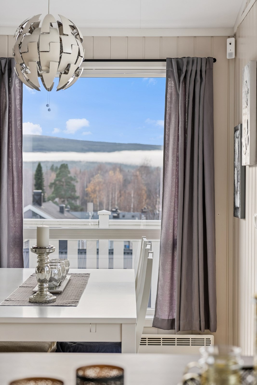 Fra spiseplassen er det direkte utgang til verandaen. Galleribilde