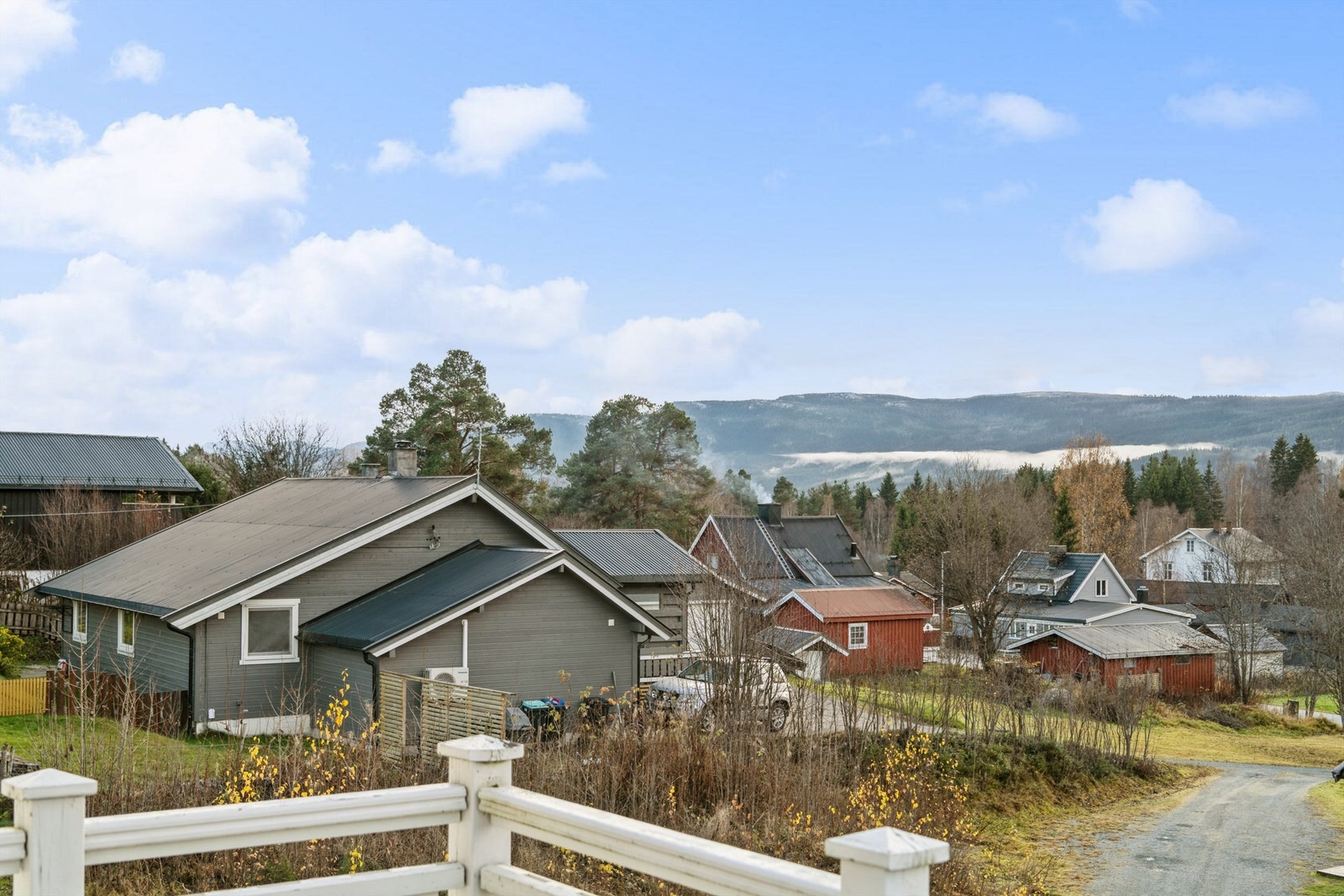 Koppang stasjon ligger innen gangavstand, med togforbindelse på Rørosbanen. Galleribilde