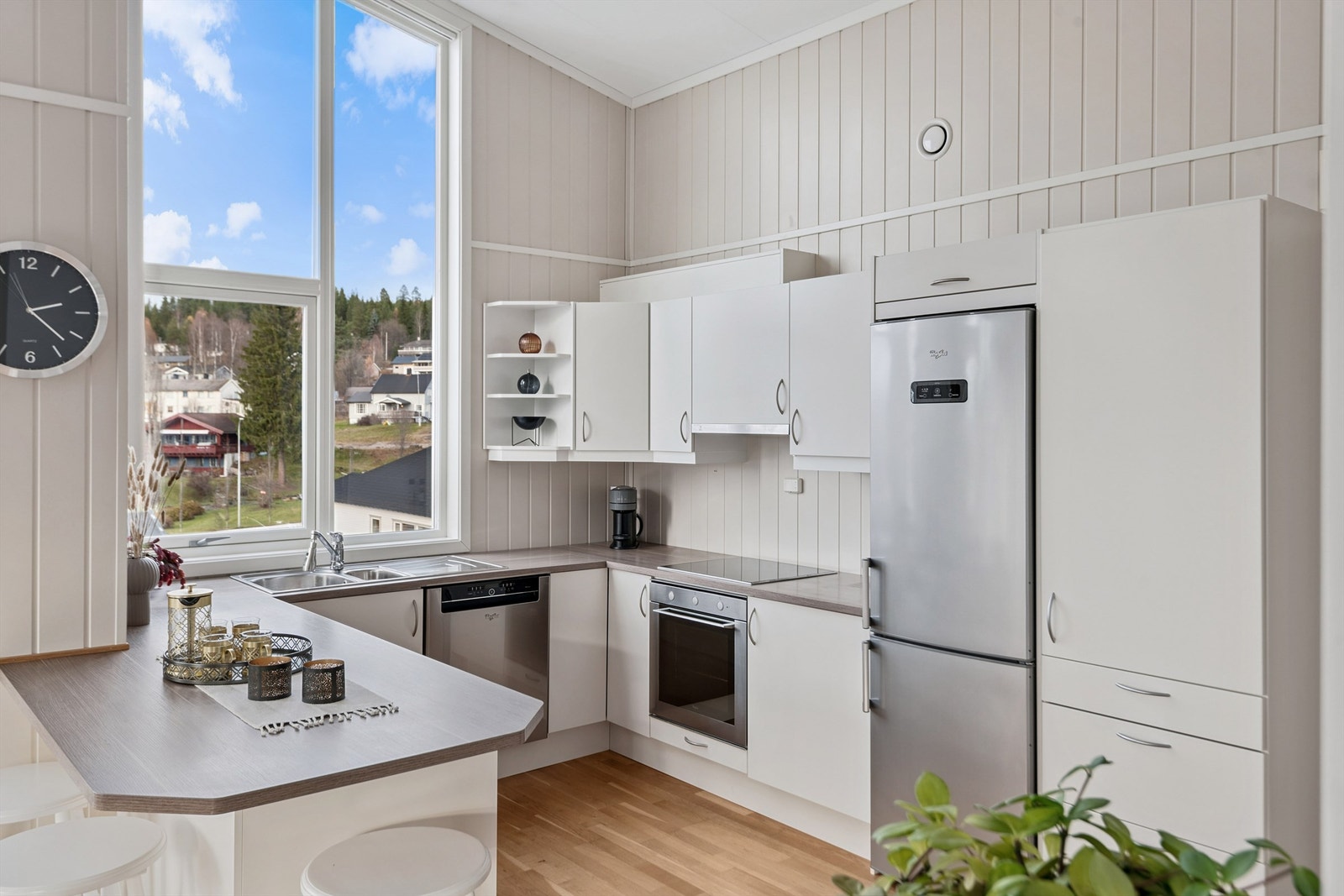 Kjøkkenet har en praktisk U-form med rikelig skap- og benkeplass. Galleribilde