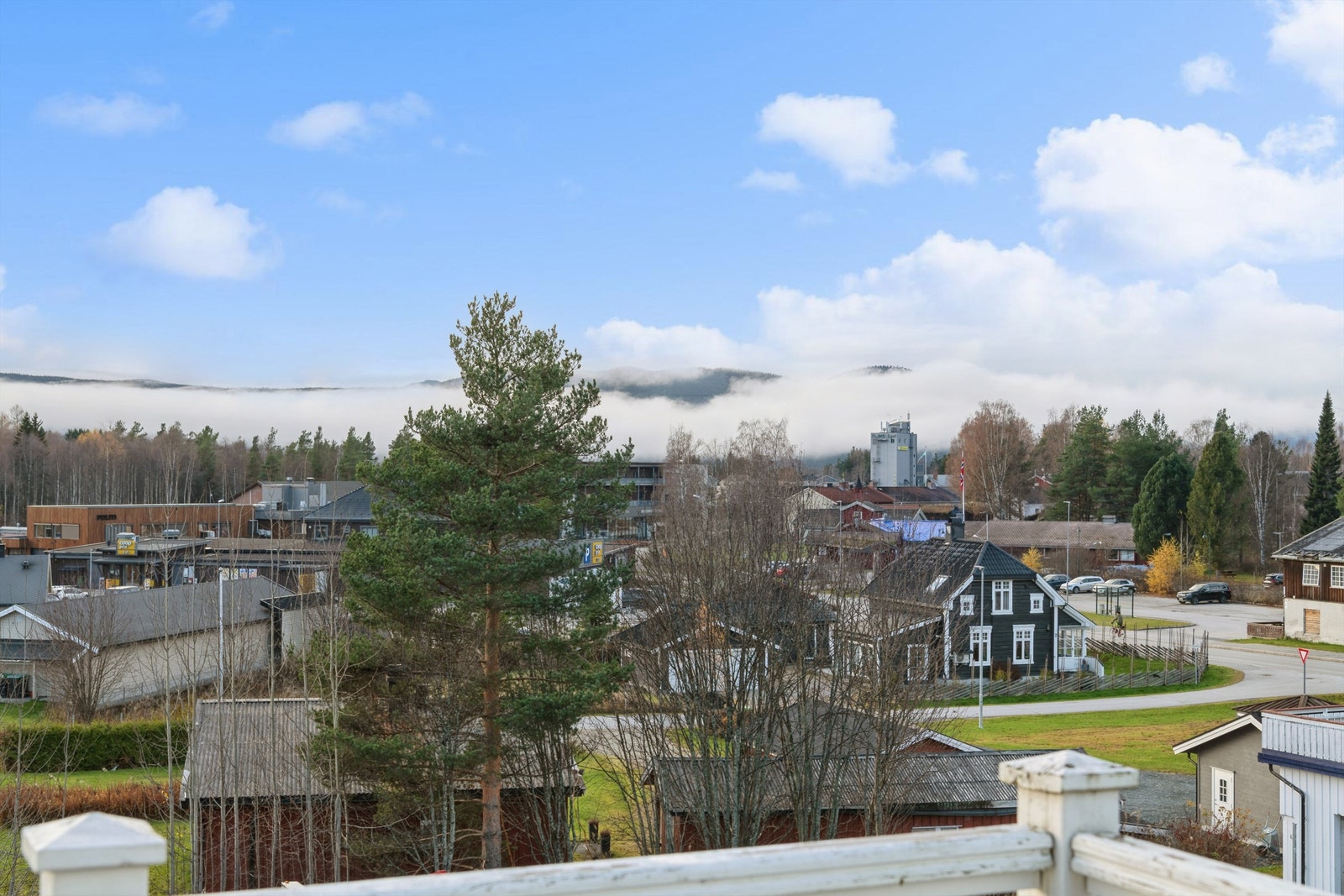 Herfra er det kort gangavstand til butikker og servicetilbud som Kiwi og Coop Prix. Galleribilde