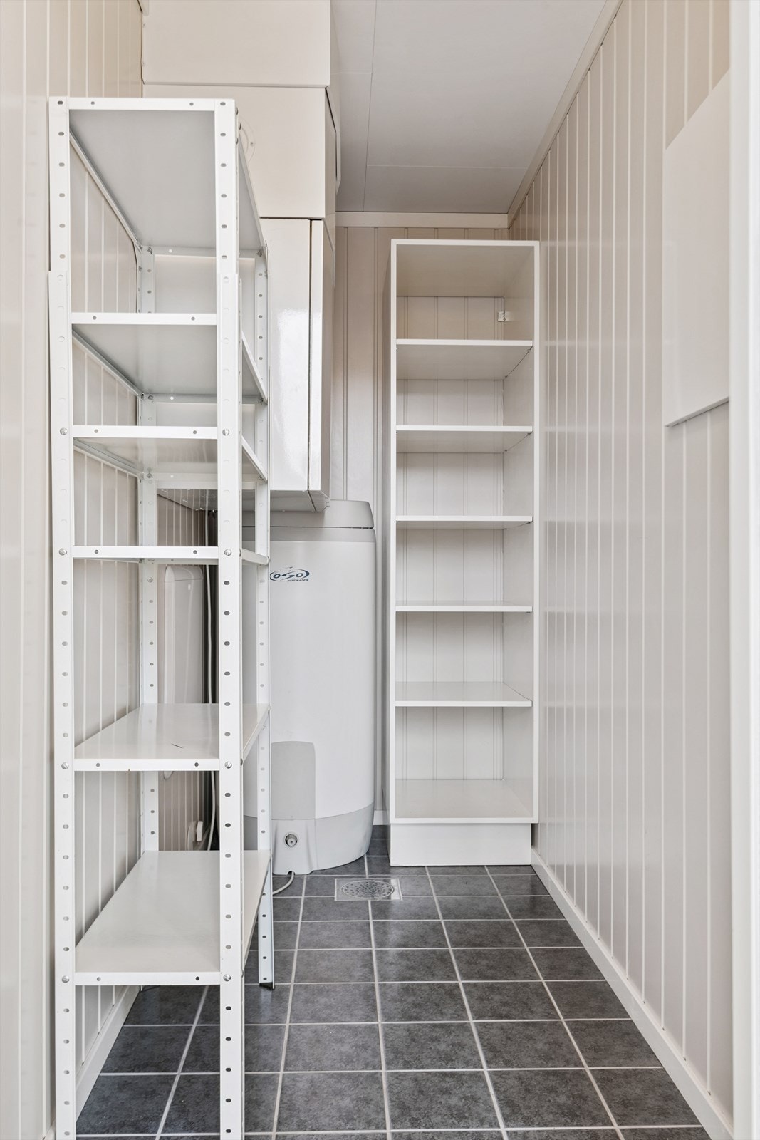 Et eget teknisk rom gir ekstra lagringsplass og huser varmtvannsberederen. Galleribilde