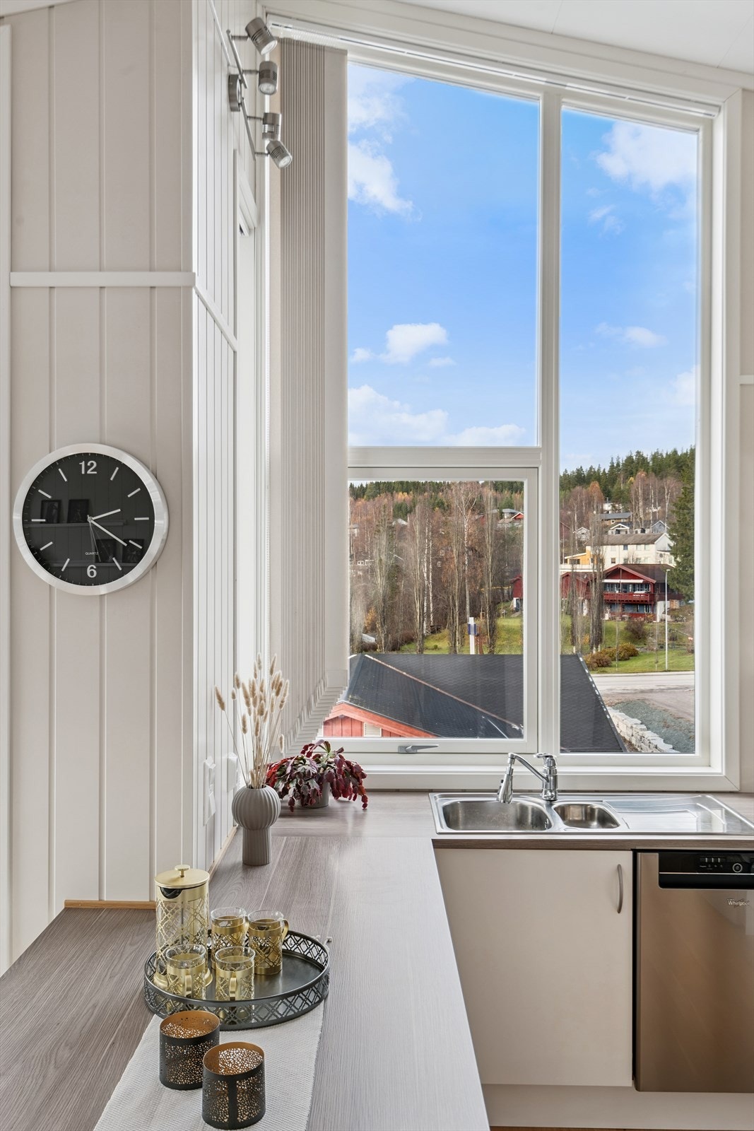 Det store vinduet og takhøyden gir et unikt uttrykk Galleribilde