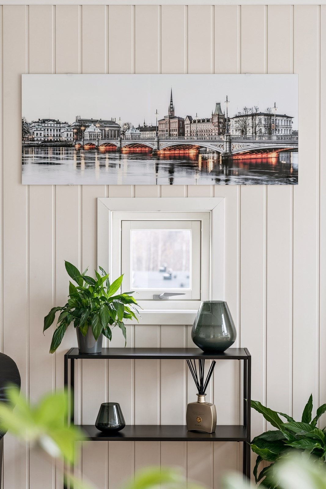 De lyse overflatene i boligen gir et godt utgangspunkt for personlig innredning. Galleribilde