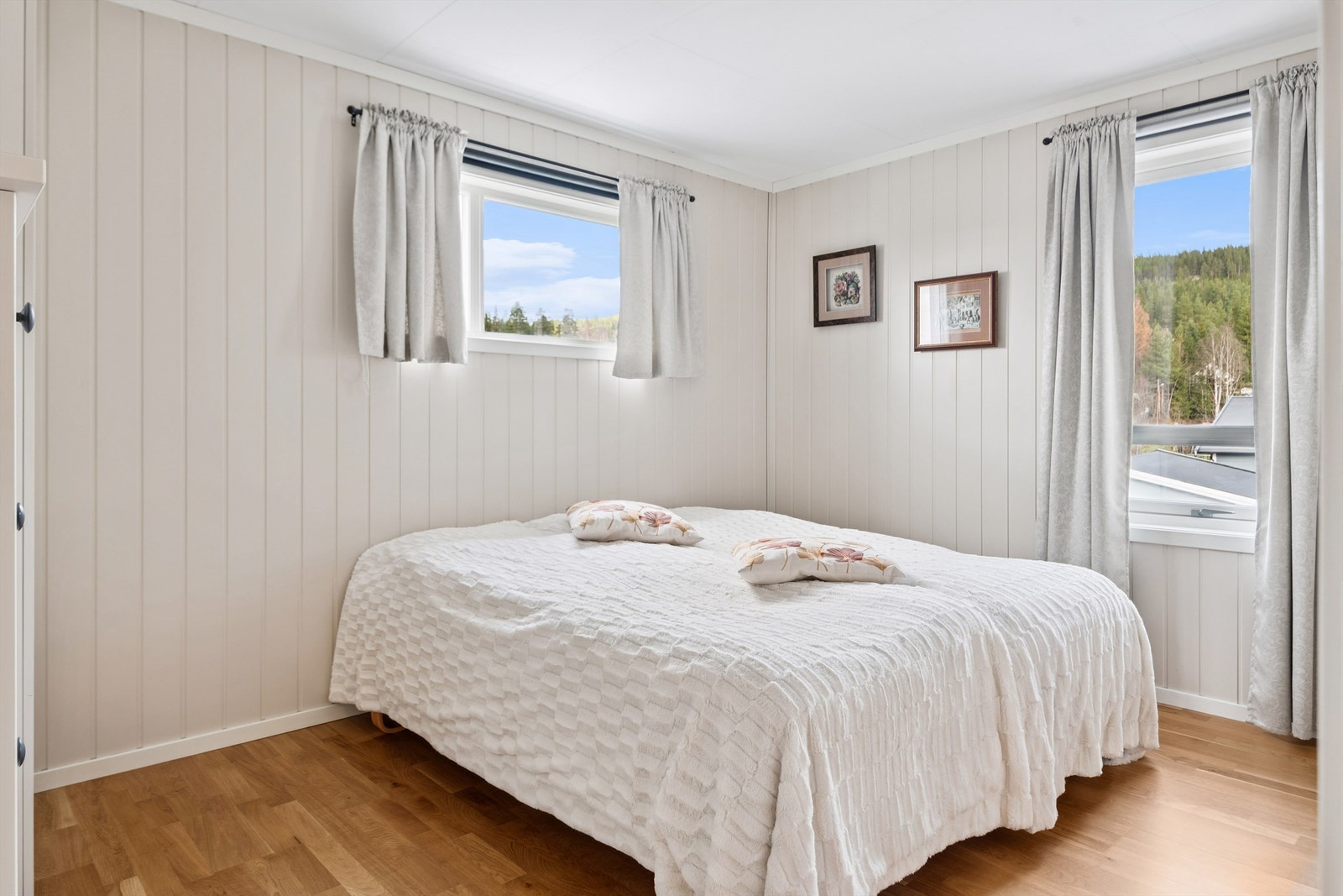 Hovedsoverommet har plass til dobbeltseng og garderobeløsning. Galleribilde