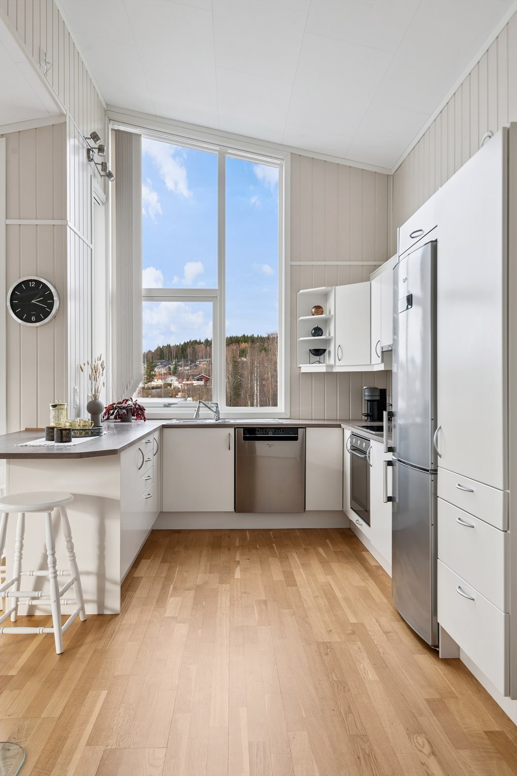 Leiligheten er en del av en firemannsbolig oppført i 2014, med gjennomgående god standard. Galleribilde