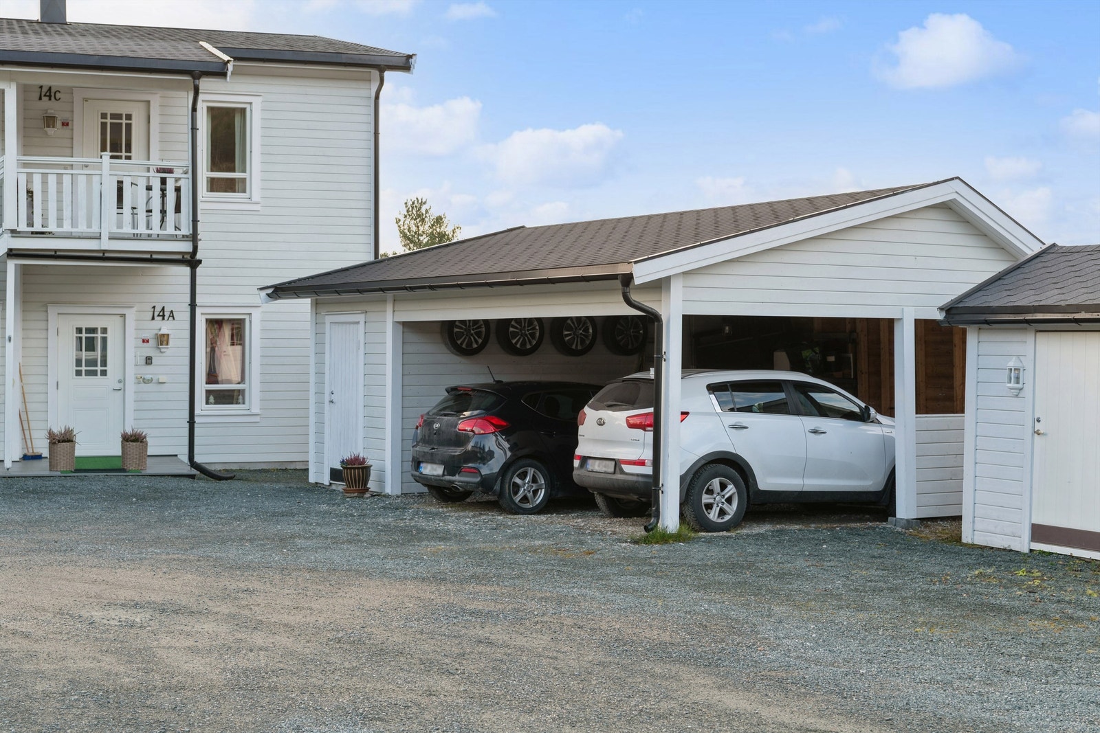 Det medfølger egen parkeringsplass i carportanlegg og en utvendig sportsbod. Galleribilde