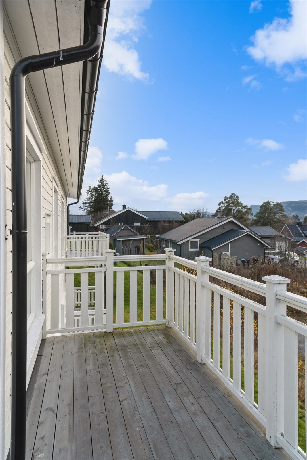 Balkongen strekker seg langs deler av leilighetens fasade og gir en fin uteplass. Galleribilde