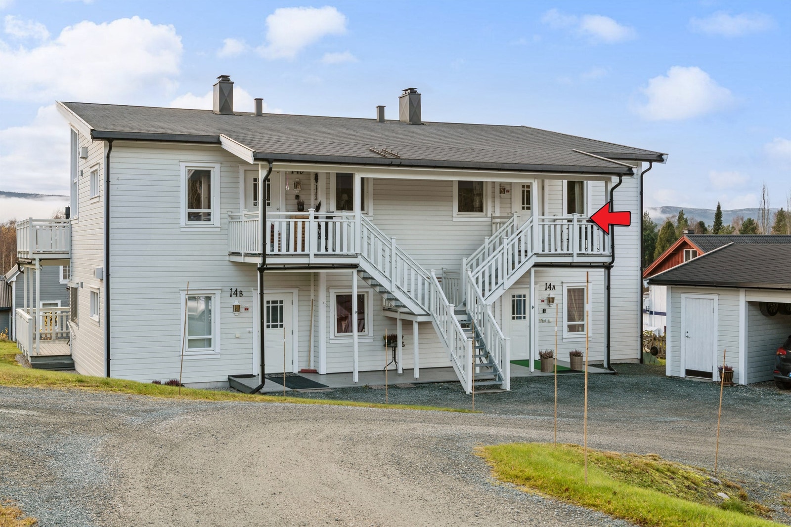 Eiendommen fremstår velholdt med en ryddig og gruset adkomst. Galleribilde