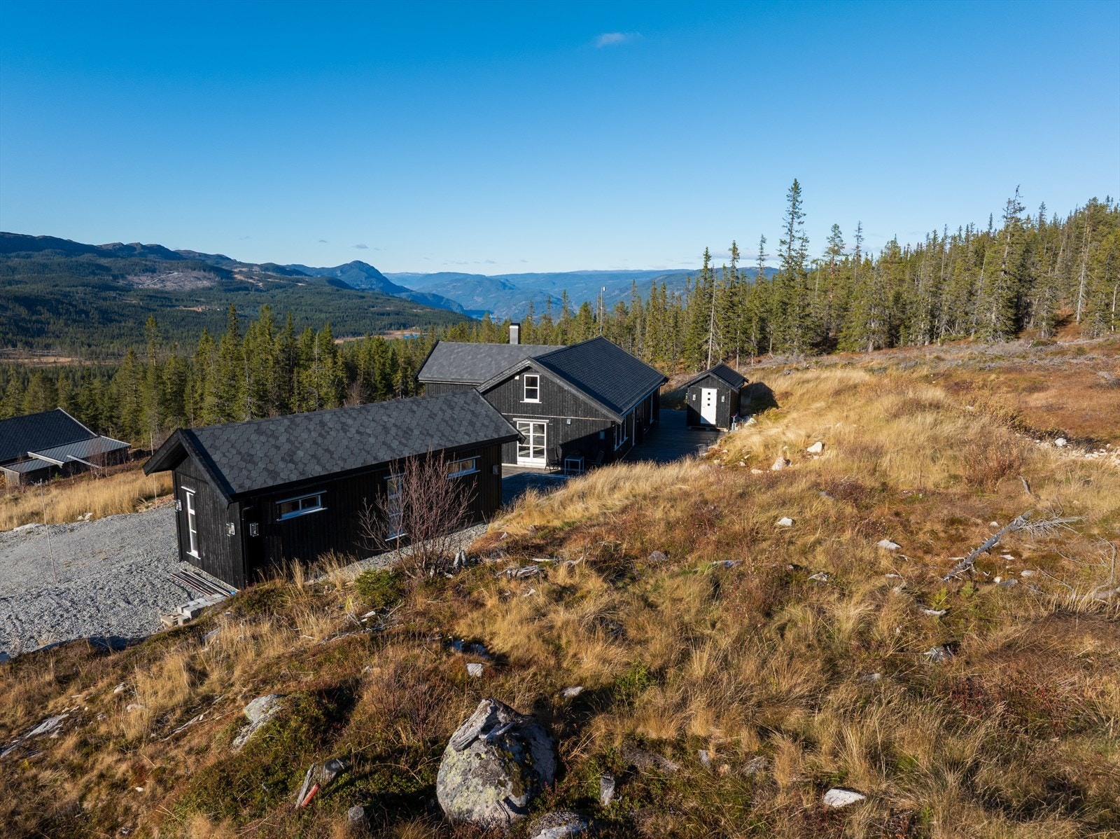 Tomta er eiet og måler 1504,6 m². Terrenget er skrånede mot vest og ligger ca. 850 m.o.h. Galleribilde