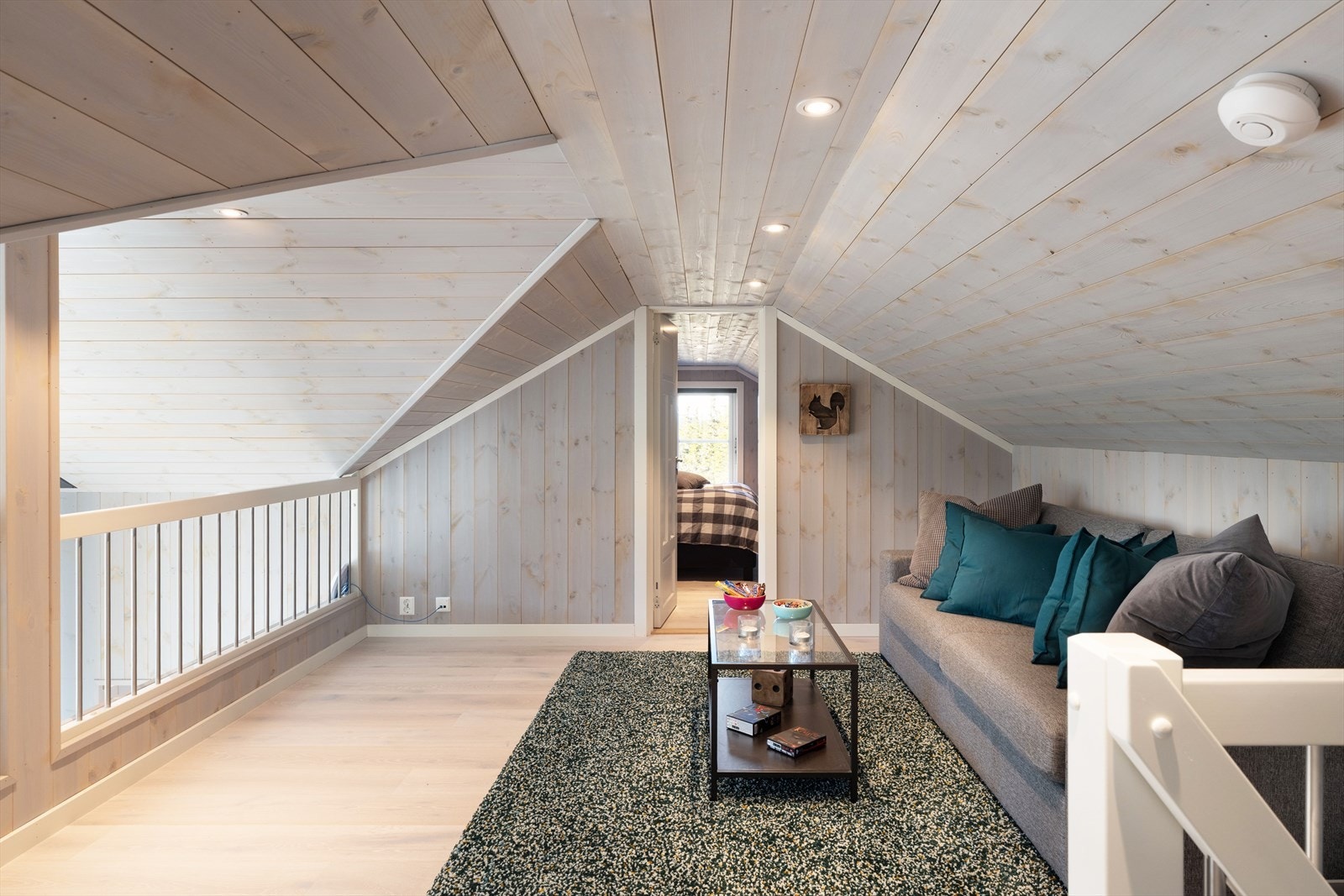 I 2. etasje er det loftstue med god plass til møblement. Rekkverk og godt med lys fra de store stuevinduene. Galleribilde