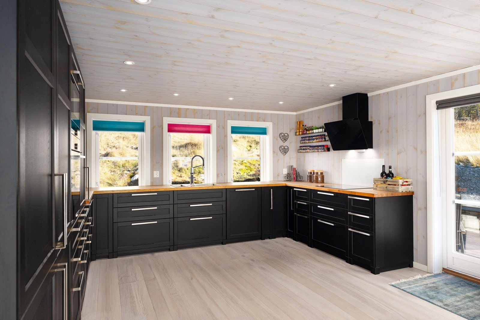 Benkeplate i 40mm oljet eik. Integrerte hvitevarer av god kvalitet; oppvaskmaskin, stekeovn, mikrobølgeovn, induksjonskoketopp, 2 stk. kjøleskap med fryser. Galleribilde