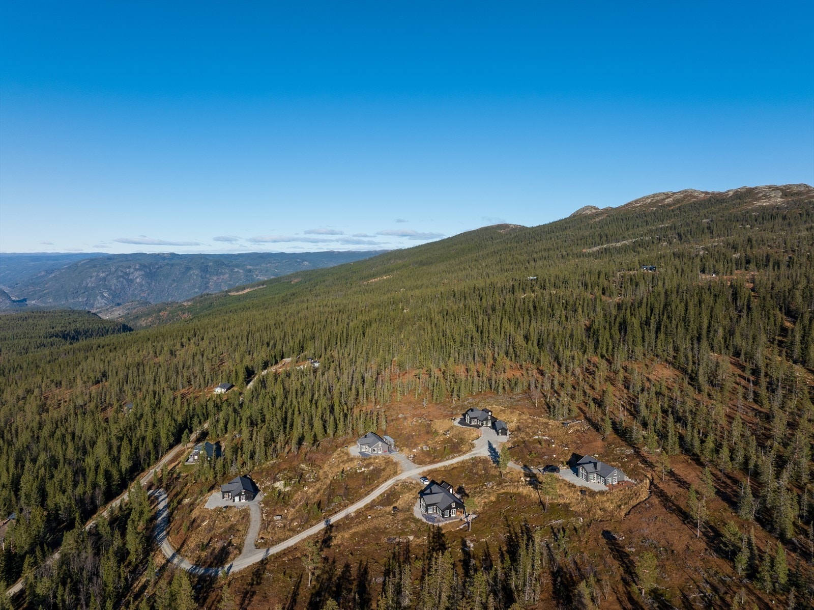 På kveldstid kan du se lyset fra Storefjell Hotel på Golsfjellet og på dager med klarvær ser du mektige Jotunheimen i nordvestlig retning. Galleribilde