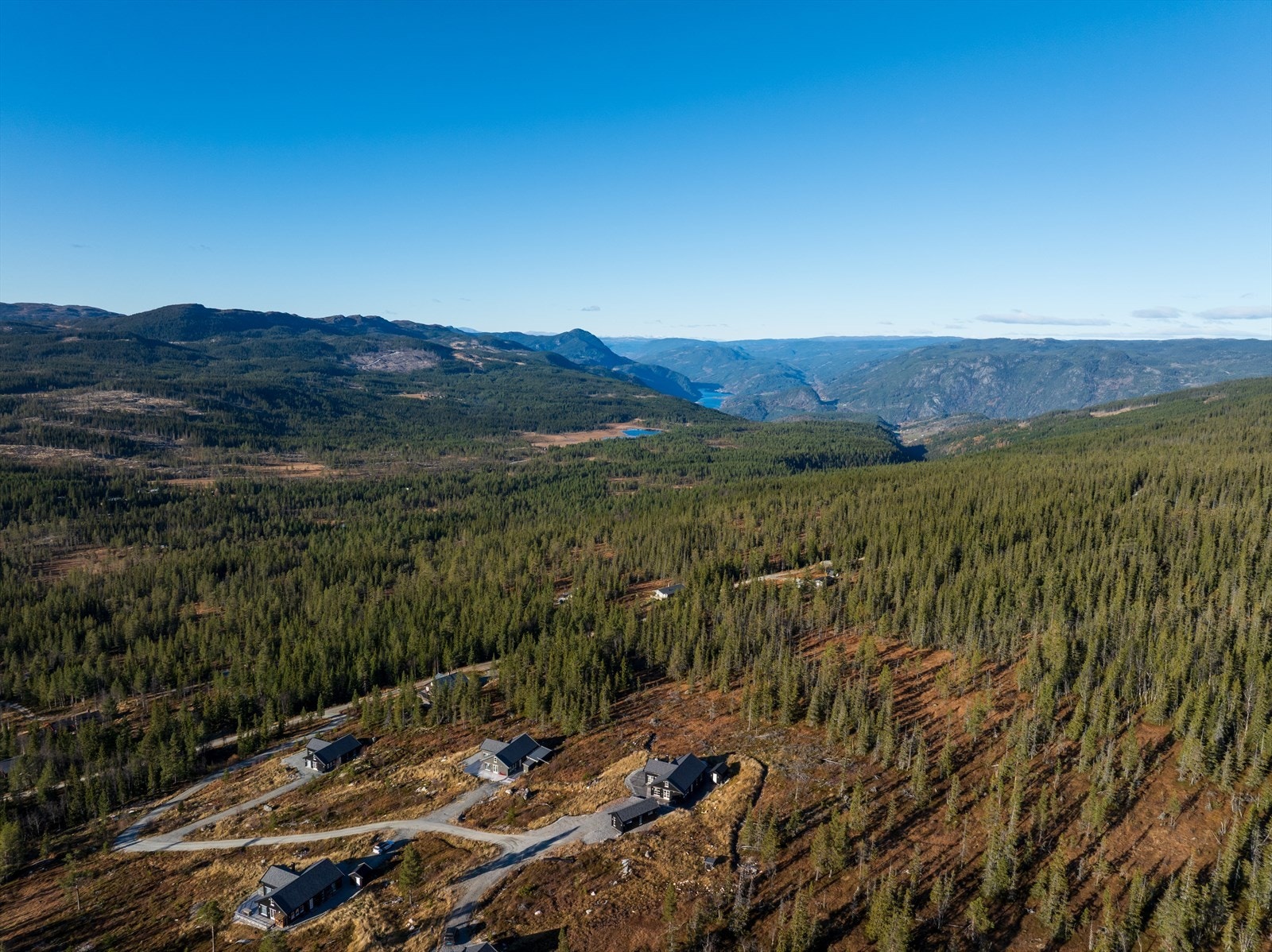 Utsikt over fjellene fra Trøgasetnatten, Vierfjell, Fetjafjell og videre utover mot Hallingdal. Galleribilde