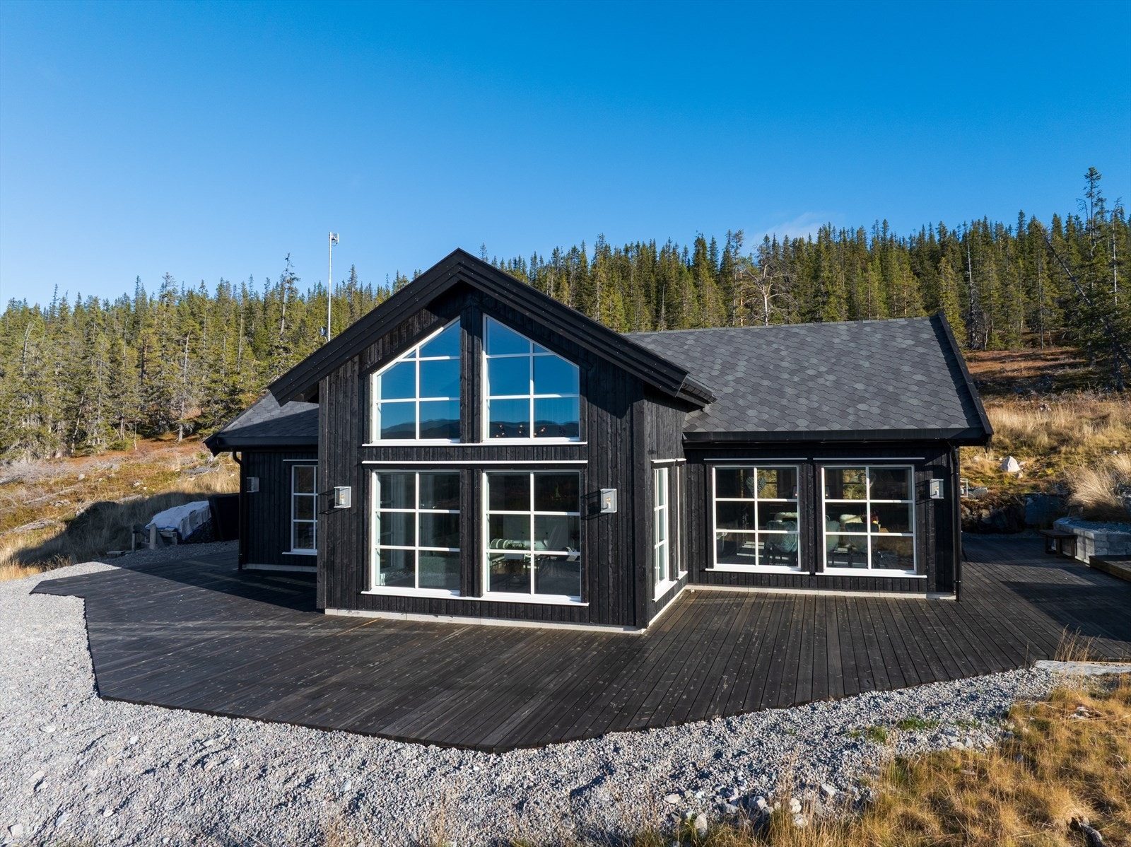 Terrasseplatting rundt hele hytta på hele 192 m² med spaltegulv i solid 2x6 tommer trykkimpregnert og oljet treverk. Galleribilde