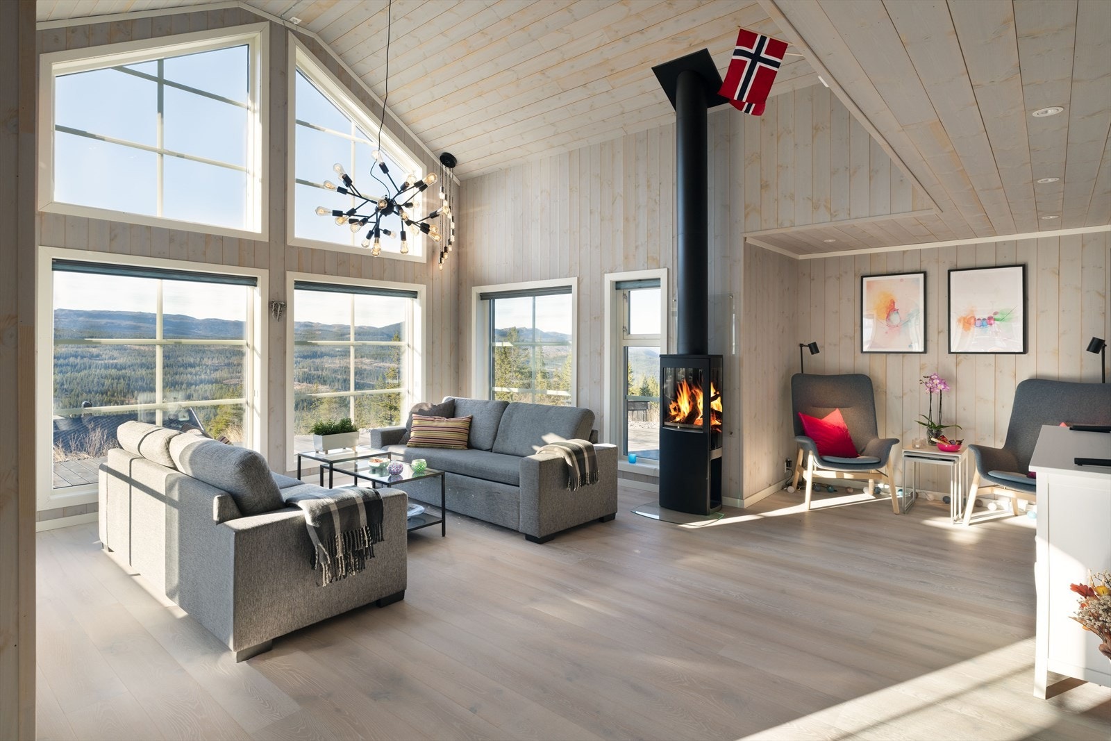 Hyttas midtpunkt - lys og romslig med meget god takhøyde og fantastisk utsikt! God plass til å møblere som ønskelig. Galleribilde