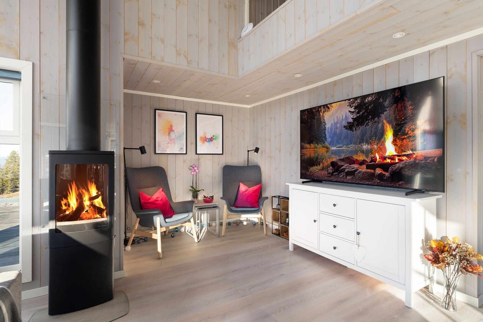 Peisovn gir varme og koselig stemning og det er varmekabler i gulvet. Galleribilde