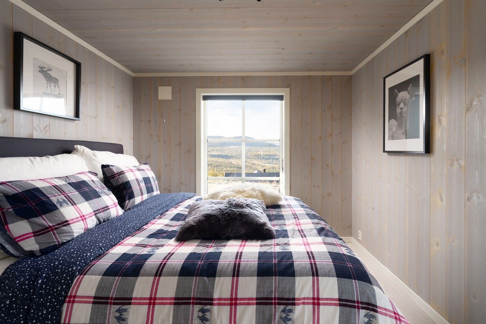 Hytta har 2 soverom i 1. etasje, begge med store vinduer og varmekabler i gulvet. Galleribilde